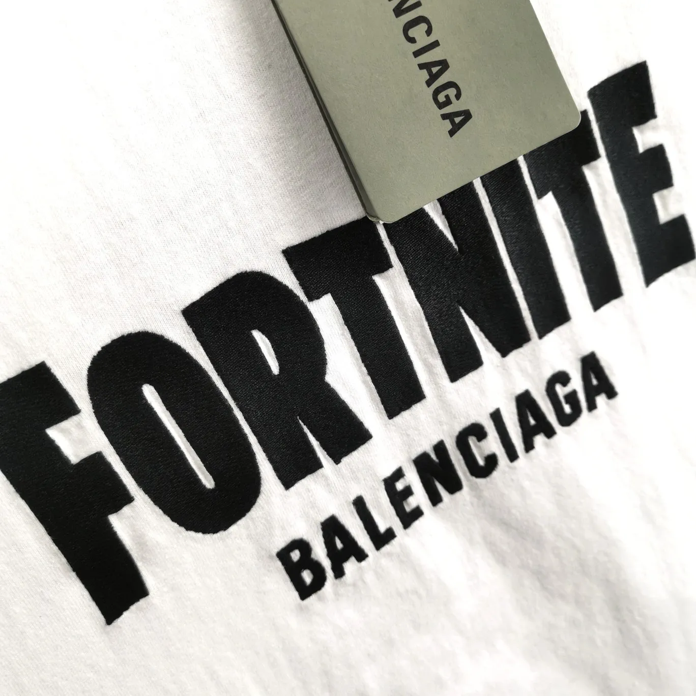 [New arrival] The top tested version of BALENCIAGA FORTNITE 10,000-needle embroidery for men and women, the same pure cotton loose short-sleeved T-shirt for men and women. The printing on the front and back all uses 3S cherry blossom thread, and the machine uses Tajima embroidery machine imported from Japan. You can see the accuracy of the embroidery. There are no connecting lines between each letter, and the mold is arranged separately. Each letter/word is a printing group. The thread is cut after being embroidered, and there is absolutely no connecting line to embroider the next group. Therefore, the overall printing is refreshing and clear. The cost is huge, and the front and back printing takes an average of 10 minutes per set. One machine can produce 6 pieces per hour. The fabric is made of 24S 260g double yarn cotton fabric, which is full of drape and has good sweat absorption and breathability. Color: black, red Size: XS-L P:280