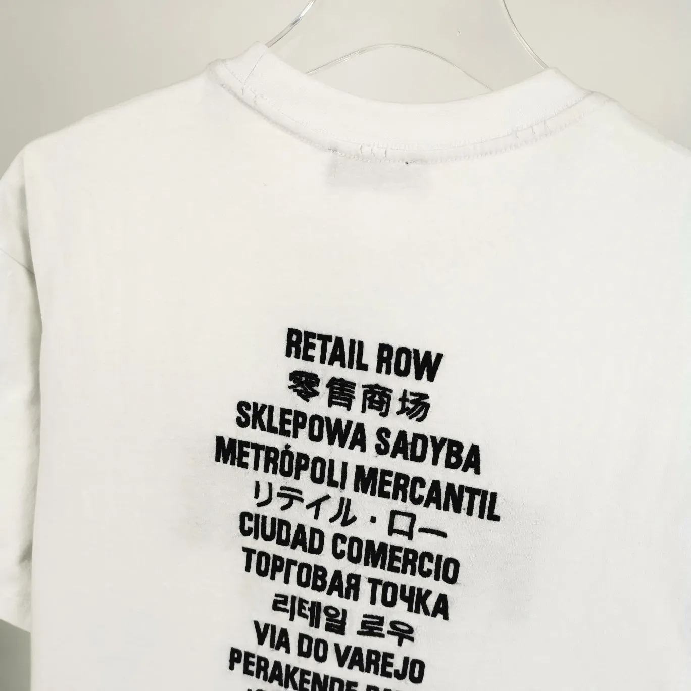 [New arrival] The top tested version of BALENCIAGA FORTNITE 10,000-needle embroidery for men and women, the same pure cotton loose short-sleeved T-shirt for men and women. The printing on the front and back all uses 3S cherry blossom thread, and the machine uses Tajima embroidery machine imported from Japan. You can see the accuracy of the embroidery. There are no connecting lines between each letter, and the mold is arranged separately. Each letter/word is a printing group. The thread is cut after being embroidered, and there is absolutely no connecting line to embroider the next group. Therefore, the overall printing is refreshing and clear. The cost is huge, and the front and back printing takes an average of 10 minutes per set. One machine can produce 6 pieces per hour. The fabric is made of 24S 260g double yarn cotton fabric, which is full of drape and has good sweat absorption and breathability. Color: black, red Size: XS-L P:280