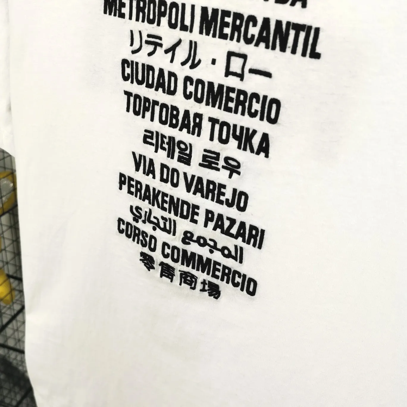[New arrival] The top tested version of BALENCIAGA FORTNITE 10,000-needle embroidery for men and women, the same pure cotton loose short-sleeved T-shirt for men and women. The printing on the front and back all uses 3S cherry blossom thread, and the machine uses Tajima embroidery machine imported from Japan. You can see the accuracy of the embroidery. There are no connecting lines between each letter, and the mold is arranged separately. Each letter/word is a printing group. The thread is cut after being embroidered, and there is absolutely no connecting line to embroider the next group. Therefore, the overall printing is refreshing and clear. The cost is huge, and the front and back printing takes an average of 10 minutes per set. One machine can produce 6 pieces per hour. The fabric is made of 24S 260g double yarn cotton fabric, which is full of drape and has good sweat absorption and breathability. Color: black, red Size: XS-L P:280
