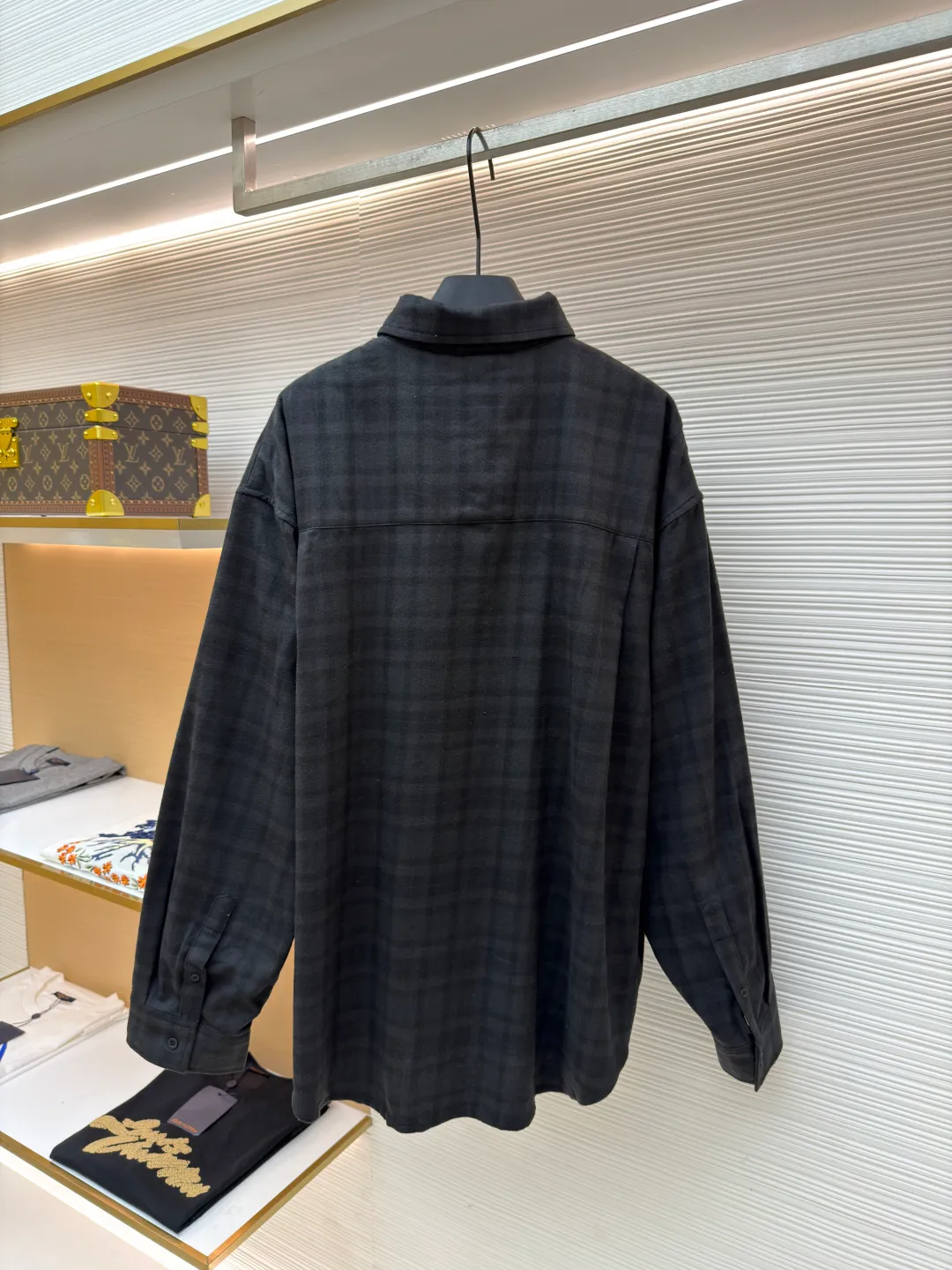 Balenciaga night scene two-piece lapel shirt ●Original version: Purchased and developed for 12800 ●Item number: 1681293-C00 ●Fabric: Retro jersey fabric ●Technology: Washed printing production ●Color: black ●Version: fitted version ●Weight: about 580 grams ●Size: XS-S-M-L ●Description: Featuring an innovative "two-piece" construction that combines a cotton poplin lapel shirt with a vintage jersey short-sleeve. The outer fabric is made of blended materials through a combination of three technologies: yarn configuration, weaving structure and finishing. The fabric is made of combed long-staple cotton and is woven with poplin tissue through high-count and high-density yarns to create a delicate luster and smooth touch. Jacquard plaid is programmed to control warp and weft yarns through an electronic jacquard machine, and interweaves yarns of different colors in heavy flat, twill or square weaves. Special finishing treatment enhances the fabric's wrinkle resistance, drape feel and dimensional stability. It is characterized by a tight structure and smooth surface, giving the piece a neat and skeletal feel. The yarn is combed to remove short fibers to ensure that the woven cloth is smooth and even. The plain weave structure makes the front and back of the fabric have the same texture, and has good breathability, ductility and softness. The finishing softening treatment gives the fabric a super soft touch and reduces shrinkage. Some products are also subjected to anti-pilling processing to improve durability. It adopts 13 highly complex screen printing of environmentally friendly oily dark floral paste. 13 screens mean the pattern is rich in color and has an extremely fine level of detail. The environmentally friendly oil-based dark flower paste used is a high-grade printing material. While ensuring that the pattern is clear and sharp and washable, it can present a vague matte texture, is smooth and non-sticky to the touch, and blends with the fabric itself. After the garments of the shirt are processed through a special process of professional washing, the entire garment is polished and softened, causing the fabric fibers to fade and wear naturally, and slight traces of wear to the bones. A silicone softener is added to the back section to give the fabric a soft touch. After drying and shaping, it forms a mild vintage tone and soft texture, ultimately presenting a vintage texture after natural wear while maintaining a stable garment shape. The overall wiring is straight and delicate, the fabric is comfortable and soft, and the color is consistent without color difference. It can be matched with the same style to create a fashionable look and control various occasions. Customized accessories, complete with three standards, same style for men and women!