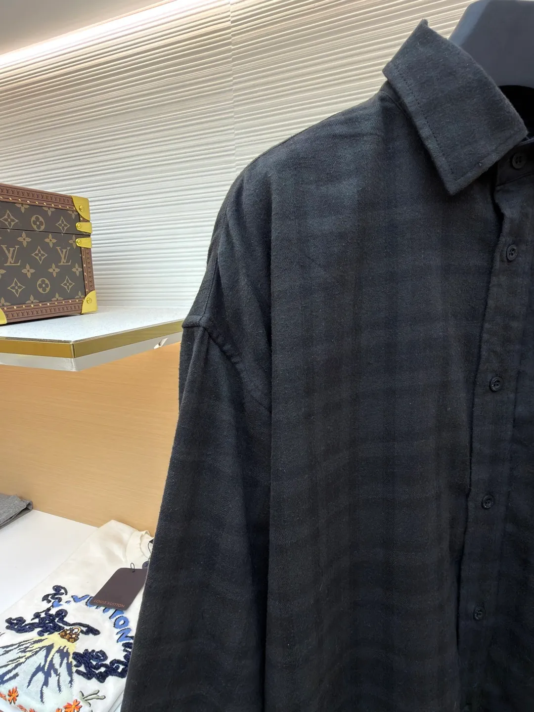Balenciaga night scene two-piece lapel shirt ●Original version: Purchased and developed for 12800 ●Item number: 1681293-C00 ●Fabric: Retro jersey fabric ●Technology: Washed printing production ●Color: black ●Version: fitted version ●Weight: about 580 grams ●Size: XS-S-M-L ●Description: Featuring an innovative "two-piece" construction that combines a cotton poplin lapel shirt with a vintage jersey short-sleeve. The outer fabric is made of blended materials through a combination of three technologies: yarn configuration, weaving structure and finishing. The fabric is made of combed long-staple cotton and is woven with poplin tissue through high-count and high-density yarns to create a delicate luster and smooth touch. Jacquard plaid is programmed to control warp and weft yarns through an electronic jacquard machine, and interweaves yarns of different colors in heavy flat, twill or square weaves. Special finishing treatment enhances the fabric's wrinkle resistance, drape feel and dimensional stability. It is characterized by a tight structure and smooth surface, giving the piece a neat and skeletal feel. The yarn is combed to remove short fibers to ensure that the woven cloth is smooth and even. The plain weave structure makes the front and back of the fabric have the same texture, and has good breathability, ductility and softness. The finishing softening treatment gives the fabric a super soft touch and reduces shrinkage. Some products are also subjected to anti-pilling processing to improve durability. It adopts 13 highly complex screen printing of environmentally friendly oily dark floral paste. 13 screens mean the pattern is rich in color and has an extremely fine level of detail. The environmentally friendly oil-based dark flower paste used is a high-grade printing material. While ensuring that the pattern is clear and sharp and washable, it can present a vague matte texture, is smooth and non-sticky to the touch, and blends with the fabric itself. After the garments of the shirt are processed through a special process of professional washing, the entire garment is polished and softened, causing the fabric fibers to fade and wear naturally, and slight traces of wear to the bones. A silicone softener is added to the back section to give the fabric a soft touch. After drying and shaping, it forms a mild vintage tone and soft texture, ultimately presenting a vintage texture after natural wear while maintaining a stable garment shape. The overall wiring is straight and delicate, the fabric is comfortable and soft, and the color is consistent without color difference. It can be matched with the same style to create a fashionable look and control various occasions. Customized accessories, complete with three standards, same style for men and women!
