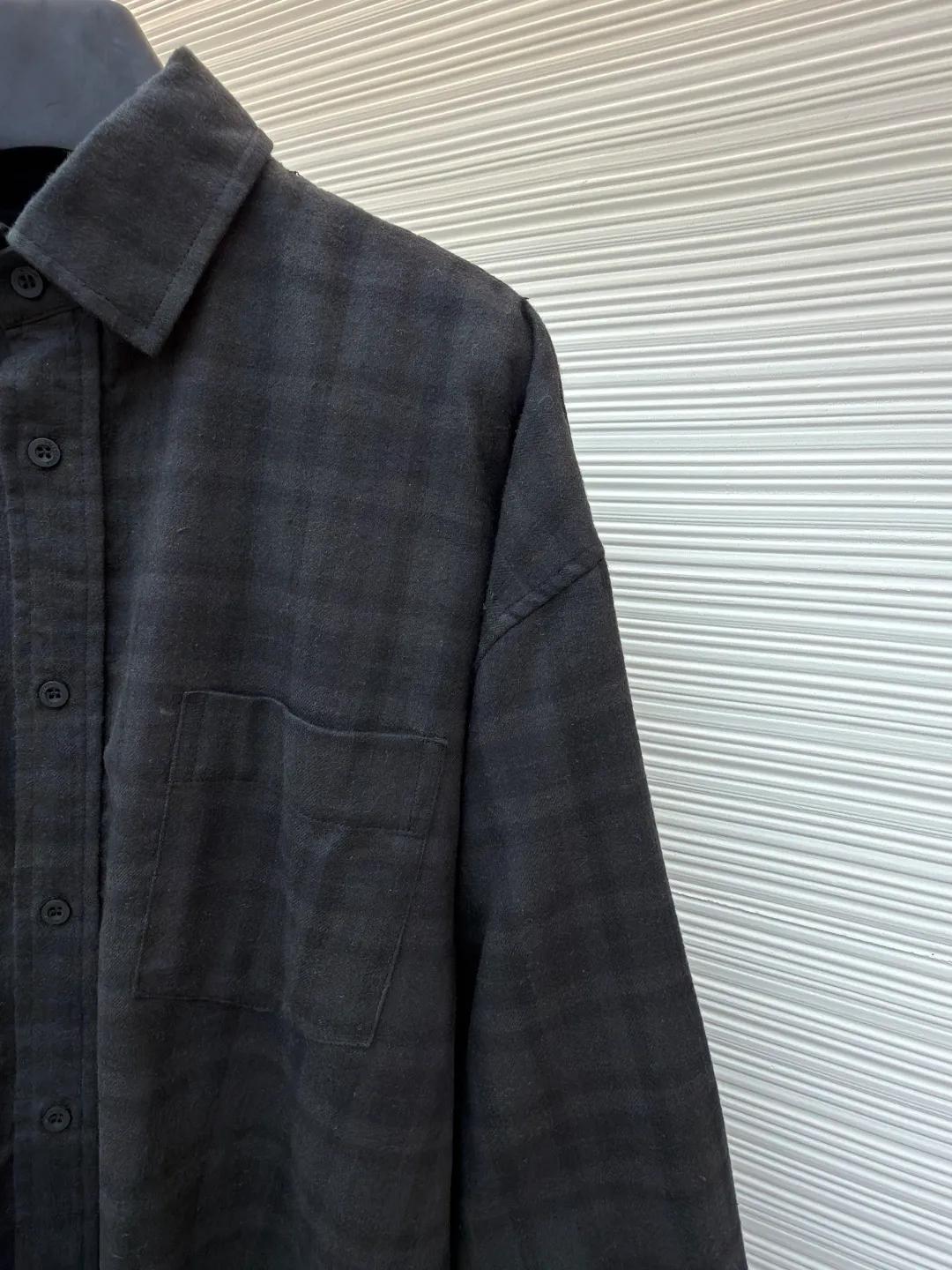 Balenciaga night scene two-piece lapel shirt ●Original version: Purchased and developed for 12800 ●Item number: 1681293-C00 ●Fabric: Retro jersey fabric ●Technology: Washed printing production ●Color: black ●Version: fitted version ●Weight: about 580 grams ●Size: XS-S-M-L ●Description: Featuring an innovative "two-piece" construction that combines a cotton poplin lapel shirt with a vintage jersey short-sleeve. The outer fabric is made of blended materials through a combination of three technologies: yarn configuration, weaving structure and finishing. The fabric is made of combed long-staple cotton and is woven with poplin tissue through high-count and high-density yarns to create a delicate luster and smooth touch. Jacquard plaid is programmed to control warp and weft yarns through an electronic jacquard machine, and interweaves yarns of different colors in heavy flat, twill or square weaves. Special finishing treatment enhances the fabric's wrinkle resistance, drape feel and dimensional stability. It is characterized by a tight structure and smooth surface, giving the piece a neat and skeletal feel. The yarn is combed to remove short fibers to ensure that the woven cloth is smooth and even. The plain weave structure makes the front and back of the fabric have the same texture, and has good breathability, ductility and softness. The finishing softening treatment gives the fabric a super soft touch and reduces shrinkage. Some products are also subjected to anti-pilling processing to improve durability. It adopts 13 highly complex screen printing of environmentally friendly oily dark floral paste. 13 screens mean the pattern is rich in color and has an extremely fine level of detail. The environmentally friendly oil-based dark flower paste used is a high-grade printing material. While ensuring that the pattern is clear and sharp and washable, it can present a vague matte texture, is smooth and non-sticky to the touch, and blends with the fabric itself. After the garments of the shirt are processed through a special process of professional washing, the entire garment is polished and softened, causing the fabric fibers to fade and wear naturally, and slight traces of wear to the bones. A silicone softener is added to the back section to give the fabric a soft touch. After drying and shaping, it forms a mild vintage tone and soft texture, ultimately presenting a vintage texture after natural wear while maintaining a stable garment shape. The overall wiring is straight and delicate, the fabric is comfortable and soft, and the color is consistent without color difference. It can be matched with the same style to create a fashionable look and control various occasions. Customized accessories, complete with three standards, same style for men and women!
