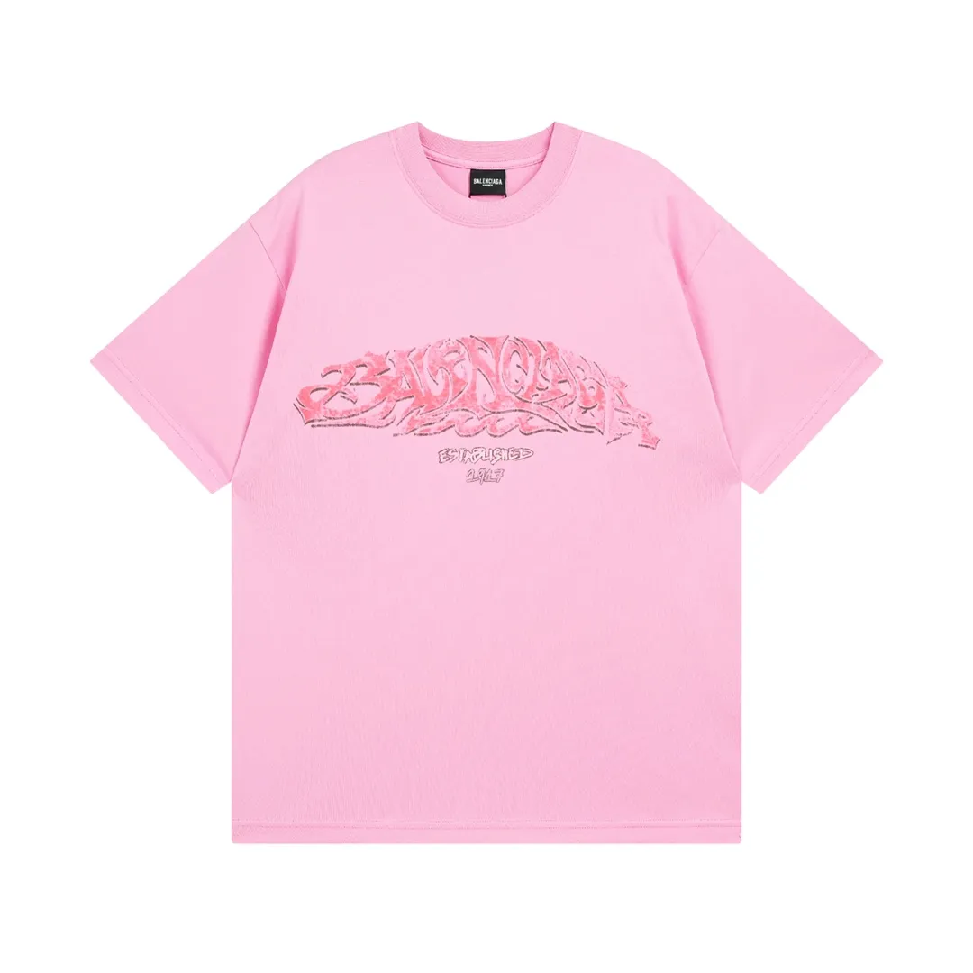 🅿️186 Detail Picture [Top version. Official website quality] BALENCI*GA/Paris. 2024 latest flame graffiti direct-printed short-sleeved T-shirt. Brick cabinet synchronization. ⚠️Difference in market currency. Developed by YB. The fabric is made of Paris ZP custom-woven and dyed 100% cotton double yarn compact cotton. The weight is 260 grams, the cloth surface is clean. The cloth pattern is clear, soft and comfortable. The threads are dyed with no color difference. The front and back printing adopts Kornit direct-injection printing pattern and adopts OS loose shoulder-dropping pattern. Same style for men and women. Code: BL223109 Color: dark gray blue. Pink. White Size: XS to L