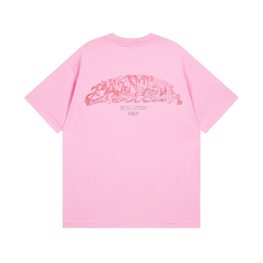 🅿️186 Detail Picture [Top version. Official website quality] BALENCI*GA/Paris. 2024 latest flame graffiti direct-printed short-sleeved T-shirt. Brick cabinet synchronization. ⚠️Difference in market currency. Developed by YB. The fabric is made of Paris ZP custom-woven and dyed 100% cotton double yarn compact cotton. The weight is 260 grams, the cloth surface is clean. The cloth pattern is clear, soft and comfortable. The threads are dyed with no color difference. The front and back printing adopts Kornit direct-injection printing pattern and adopts OS loose shoulder-dropping pattern. Same style for men and women. Code: BL223109 Color: dark gray blue. Pink. White Size: XS to L