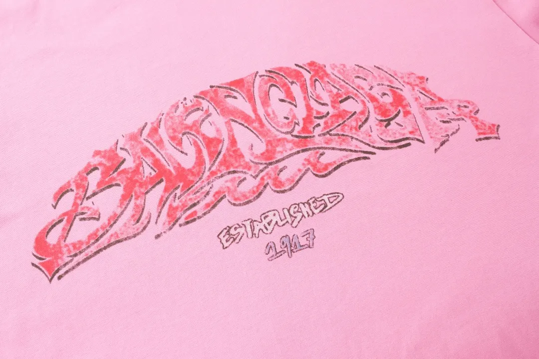 🅿️186 Detail Picture [Top version. Official website quality] BALENCI*GA/Paris. 2024 latest flame graffiti direct-printed short-sleeved T-shirt. Brick cabinet synchronization. ⚠️Difference in market currency. Developed by YB. The fabric is made of Paris ZP custom-woven and dyed 100% cotton double yarn compact cotton. The weight is 260 grams, the cloth surface is clean. The cloth pattern is clear, soft and comfortable. The threads are dyed with no color difference. The front and back printing adopts Kornit direct-injection printing pattern and adopts OS loose shoulder-dropping pattern. Same style for men and women. Code: BL223109 Color: dark gray blue. Pink. White Size: XS to L