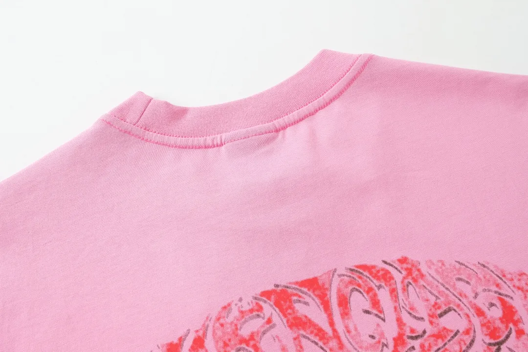 🅿️186 Detail Picture [Top version. Official website quality] BALENCI*GA/Paris. 2024 latest flame graffiti direct-printed short-sleeved T-shirt. Brick cabinet synchronization. ⚠️Difference in market currency. Developed by YB. The fabric is made of Paris ZP custom-woven and dyed 100% cotton double yarn compact cotton. The weight is 260 grams, the cloth surface is clean. The cloth pattern is clear, soft and comfortable. The threads are dyed with no color difference. The front and back printing adopts Kornit direct-injection printing pattern and adopts OS loose shoulder-dropping pattern. Same style for men and women. Code: BL223109 Color: dark gray blue. Pink. White Size: XS to L