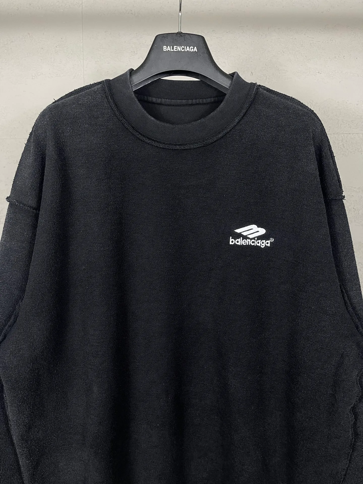 🅿️280 real photos [Top version. Official website quality] BALENCI*GA/Paris #2026 new style Paris classic LOGO embroidery on the reverse, washed and distressed round neck sweatshirt. The ready-made garments are stitched on the reverse side and washed, with a full sense of design. Comparisons are welcome. The fabric is made of Paris ZP custom-woven and dyed cotton sweatshirts. Weighing 460 grams, the cloth surface is clean. The cloth pattern is clear, soft and comfortable. The threads are dyed with no color difference. The classic letter LOGO is embroidered on the reverse using an imported Tajima embroidery machine. The effect is three-dimensional. Restore brick cabinet, adopt OS loose shoulder style. Same style for men and women. Code: BL255588 Color: washed black Size: XS S M L