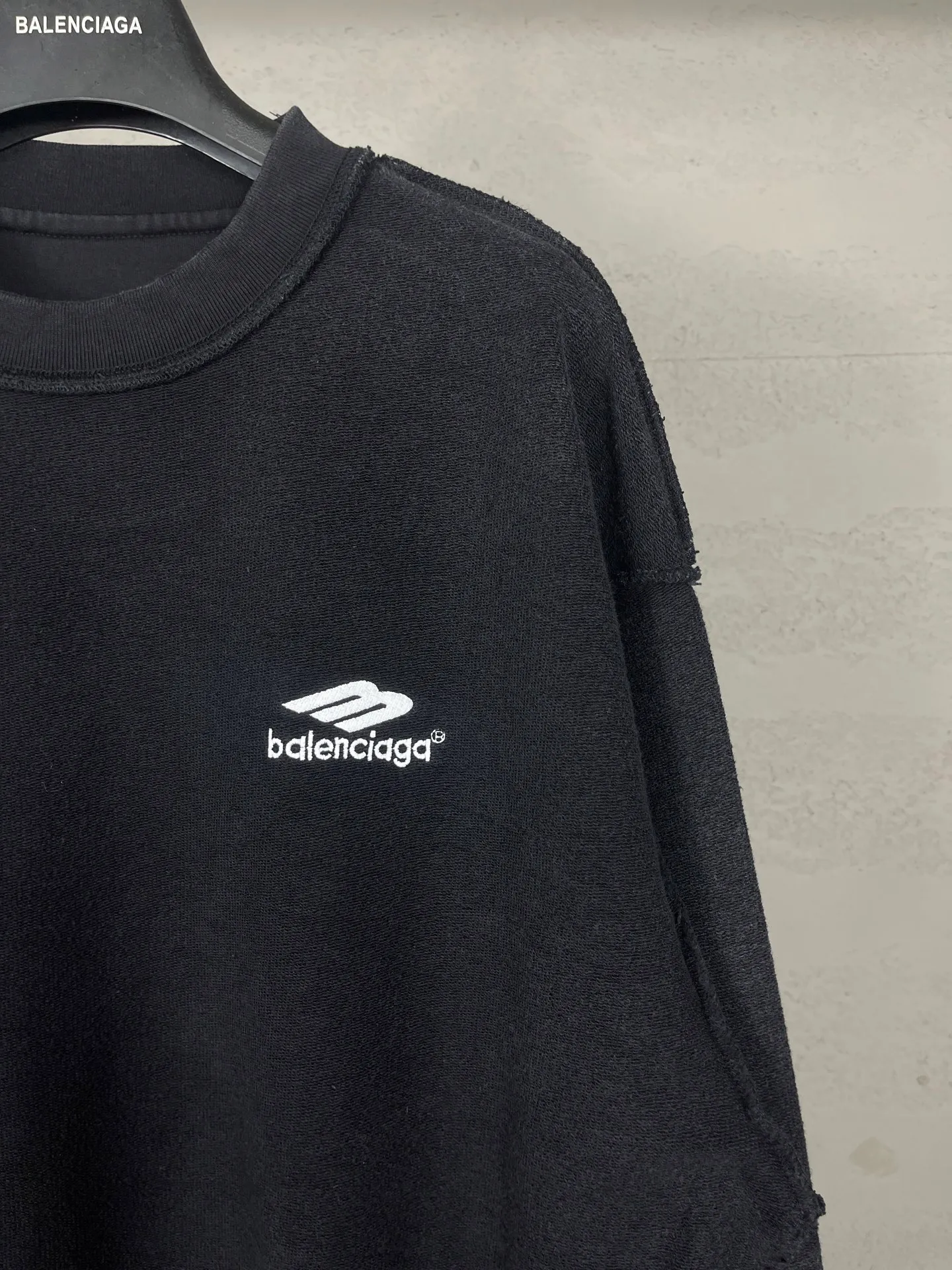 🅿️280 real photos [Top version. Official website quality] BALENCI*GA/Paris #2026 new style Paris classic LOGO embroidery on the reverse, washed and distressed round neck sweatshirt. The ready-made garments are stitched on the reverse side and washed, with a full sense of design. Comparisons are welcome. The fabric is made of Paris ZP custom-woven and dyed cotton sweatshirts. Weighing 460 grams, the cloth surface is clean. The cloth pattern is clear, soft and comfortable. The threads are dyed with no color difference. The classic letter LOGO is embroidered on the reverse using an imported Tajima embroidery machine. The effect is three-dimensional. Restore brick cabinet, adopt OS loose shoulder style. Same style for men and women. Code: BL255588 Color: washed black Size: XS S M L