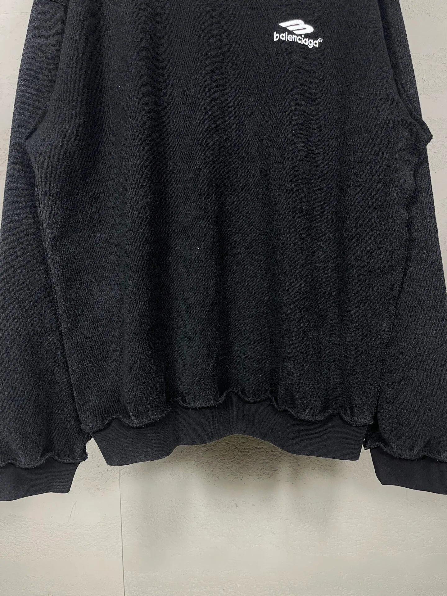 🅿️280 real photos [Top version. Official website quality] BALENCI*GA/Paris #2026 new style Paris classic LOGO embroidery on the reverse, washed and distressed round neck sweatshirt. The ready-made garments are stitched on the reverse side and washed, with a full sense of design. Comparisons are welcome. The fabric is made of Paris ZP custom-woven and dyed cotton sweatshirts. Weighing 460 grams, the cloth surface is clean. The cloth pattern is clear, soft and comfortable. The threads are dyed with no color difference. The classic letter LOGO is embroidered on the reverse using an imported Tajima embroidery machine. The effect is three-dimensional. Restore brick cabinet, adopt OS loose shoulder style. Same style for men and women. Code: BL255588 Color: washed black Size: XS S M L