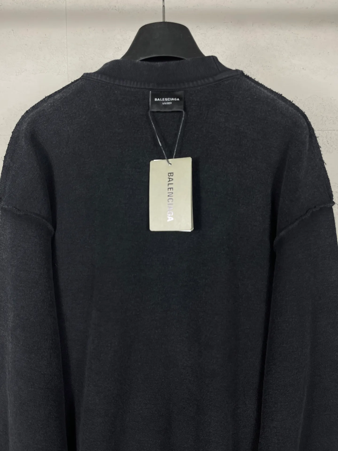 🅿️280 real photos [Top version. Official website quality] BALENCI*GA/Paris #2026 new style Paris classic LOGO embroidery on the reverse, washed and distressed round neck sweatshirt. The ready-made garments are stitched on the reverse side and washed, with a full sense of design. Comparisons are welcome. The fabric is made of Paris ZP custom-woven and dyed cotton sweatshirts. Weighing 460 grams, the cloth surface is clean. The cloth pattern is clear, soft and comfortable. The threads are dyed with no color difference. The classic letter LOGO is embroidered on the reverse using an imported Tajima embroidery machine. The effect is three-dimensional. Restore brick cabinet, adopt OS loose shoulder style. Same style for men and women. Code: BL255588 Color: washed black Size: XS S M L