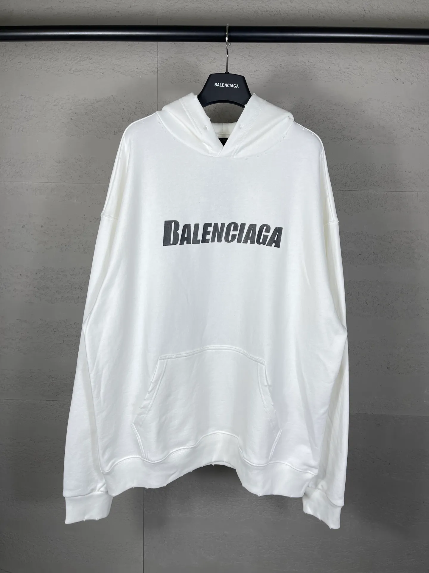 🅿️300 real photos [Top version. Official website quality] BALENCI*GA/Paris. 2023 new style. Classic letter LOGO printed distressed hooded sweatshirt. Brick cabinet synchronization. The fabric is made of Paris ZP custom-woven and dyed cotton double yarn terry sweatshirt material. The weight is 450 grams, the cloth surface is clean. The cloth pattern is clear, soft and comfortable. The threads are dyed with no color difference. The classic pattern is printed with environmentally friendly imported materials and precision printing screens, with clear letters and three-dimensional effect. Restored brick cabinet. The garments are hand-worn and distressed by many people. They are very different from the market currency. You are welcome to compare. The version adopts the OS loose shoulder version. The same style for men and women. Coding: BL238008 Color: black, coffee, white, fruit green Size: XS S M L