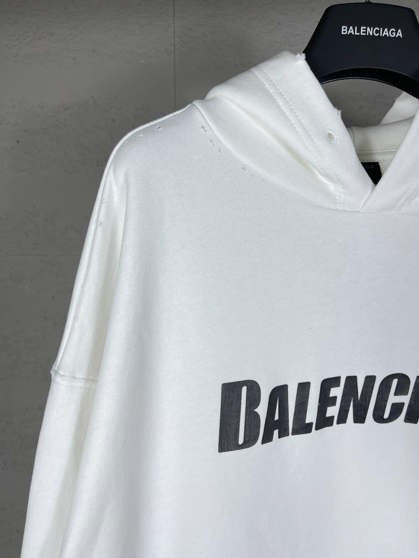 🅿️300 real photos [Top version. Official website quality] BALENCI*GA/Paris. 2023 new style. Classic letter LOGO printed distressed hooded sweatshirt. Brick cabinet synchronization. The fabric is made of Paris ZP custom-woven and dyed cotton double yarn terry sweatshirt material. The weight is 450 grams, the cloth surface is clean. The cloth pattern is clear, soft and comfortable. The threads are dyed with no color difference. The classic pattern is printed with environmentally friendly imported materials and precision printing screens, with clear letters and three-dimensional effect. Restored brick cabinet. The garments are hand-worn and distressed by many people. They are very different from the market currency. You are welcome to compare. The version adopts the OS loose shoulder version. The same style for men and women. Coding: BL238008 Color: black, coffee, white, fruit green Size: XS S M L