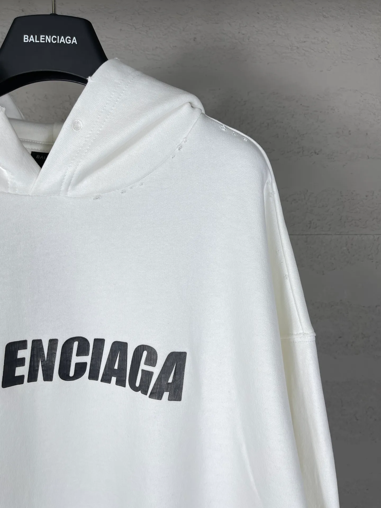 🅿️300 real photos [Top version. Official website quality] BALENCI*GA/Paris. 2023 new style. Classic letter LOGO printed distressed hooded sweatshirt. Brick cabinet synchronization. The fabric is made of Paris ZP custom-woven and dyed cotton double yarn terry sweatshirt material. The weight is 450 grams, the cloth surface is clean. The cloth pattern is clear, soft and comfortable. The threads are dyed with no color difference. The classic pattern is printed with environmentally friendly imported materials and precision printing screens, with clear letters and three-dimensional effect. Restored brick cabinet. The garments are hand-worn and distressed by many people. They are very different from the market currency. You are welcome to compare. The version adopts the OS loose shoulder version. The same style for men and women. Coding: BL238008 Color: black, coffee, white, fruit green Size: XS S M L