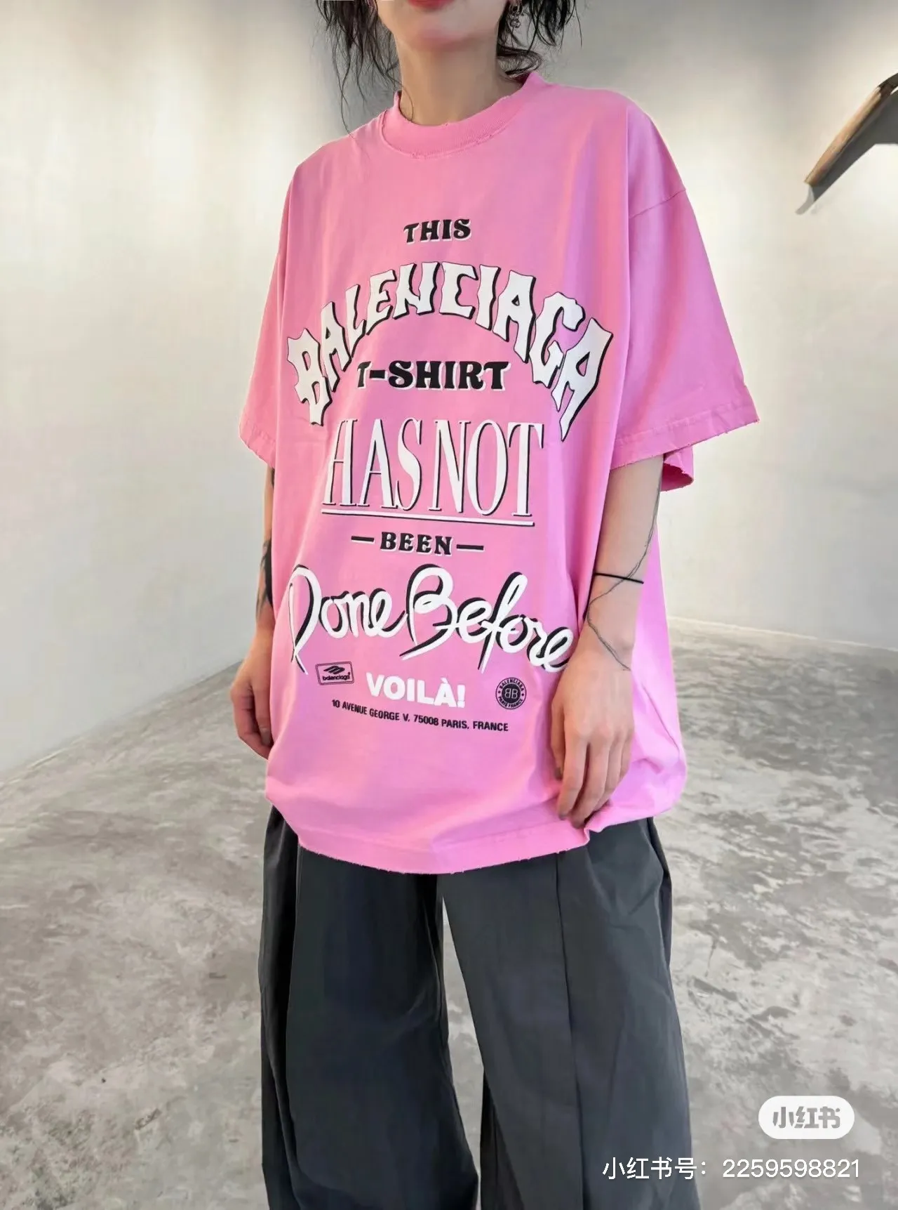 ♻️💯Upper body reference model picture❤️【New arrival】Top version - BALENCIAGA - Bien foam printed round neck short sleeves, original development of custom-woven fabrics, washed and washed, high weight 280 grams of fabric, full texture, clean cloth surface, soft and comfortable. Solona thread custom dyeing without color difference Retro jersey fabric, neutral style, round neck short sleeves, front decorated with not been done artwork print, destroyed style washed and faded effect, retro jersey fabric, made of 15s fine cotton plain weave; matched with 32s double yarn stretcher thread. Fine cotton fabrics usually have better moisture absorption, breathability, warmth retention and wear resistance, and are also softer and smoother. Vintage cotton fabric is a relatively thick cotton fabric with a retro-style tone, and has been carefully processed and processed to have excellent texture and performance. Due to fine processing, the fine cotton fabric is relatively light and thin, feels soft and comfortable, and fits the skin very well when worn. The front is decorated with not been done artwork printing, strong fastness anti-sublimation multi-color suede foam printing is a special printing process designed to provide high-strength printing effect and prevent color sublimation and diffusion. Made through precise formula and controlled process, it not only provides rich and full color effects, but also meets the fastness requirements, ensuring that it will not fade or be damaged easily. The foaming pulp has excellent foaming performance and can form a unique suede effect, which increases the softness and elasticity of the printing surface and makes the colors more vivid and layered. Drying and fixing are done through processes such as specific heating or UV curing. Make sure that the foaming pulp is tightly combined with the fabric to form a strong and elastic thin layer. High collar, oversize loose fit, oversize loose silhouette design, basic round neckline with dropped shoulder line, vertical pit woven code from top to bottom, collar, cuffs, and hem all have ruffles, and sleeve length is longer to highlight the details. The thickness of the ready-made garment is the same as the original version, and it is additionally shaped to make the upper body wider and not easily deformed. Color: pink black active white code number: XS-L P: 300