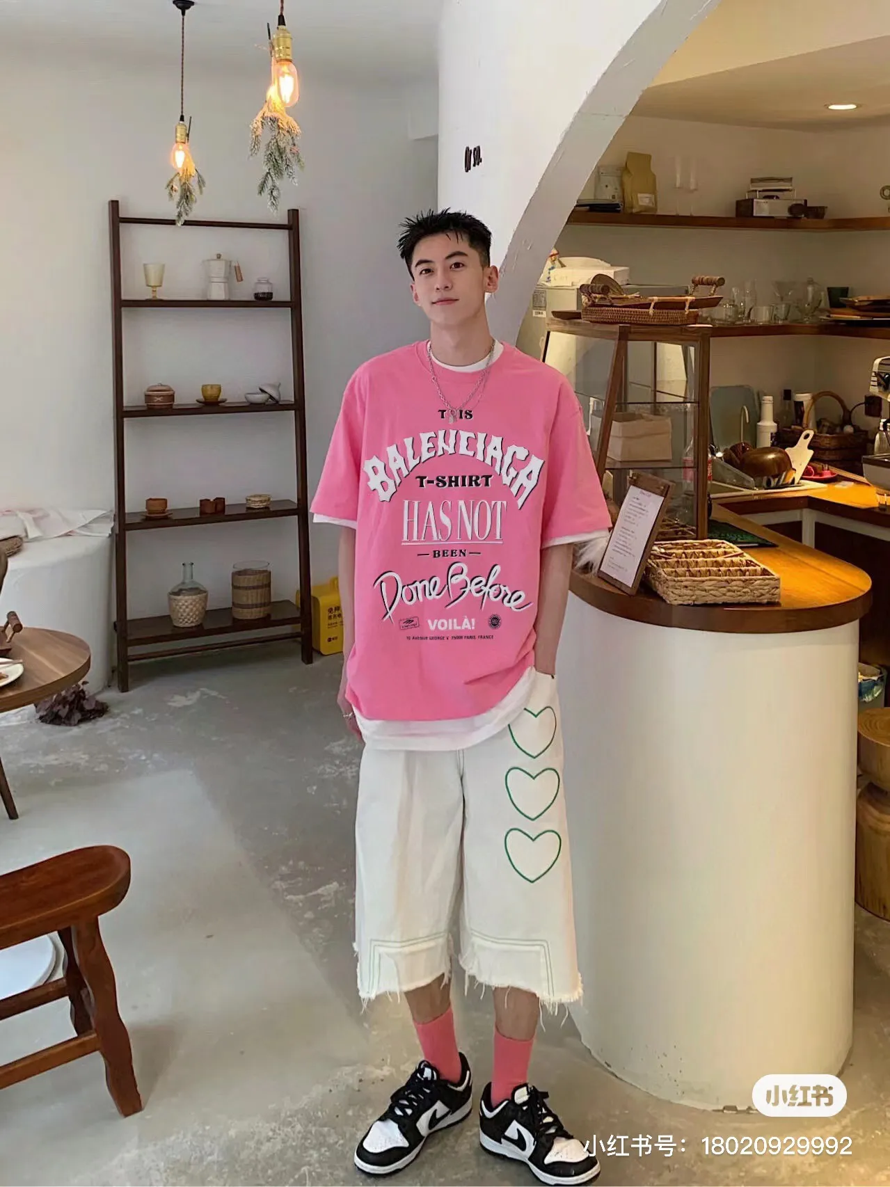 ♻️💯Upper body reference model picture❤️【New arrival】Top version - BALENCIAGA - Bien foam printed round neck short sleeves, original development of custom-woven fabrics, washed and washed, high weight 280 grams of fabric, full texture, clean cloth surface, soft and comfortable. Solona thread custom dyeing without color difference Retro jersey fabric, neutral style, round neck short sleeves, front decorated with not been done artwork print, destroyed style washed and faded effect, retro jersey fabric, made of 15s fine cotton plain weave; matched with 32s double yarn stretcher thread. Fine cotton fabrics usually have better moisture absorption, breathability, warmth retention and wear resistance, and are also softer and smoother. Vintage cotton fabric is a relatively thick cotton fabric with a retro-style tone, and has been carefully processed and processed to have excellent texture and performance. Due to fine processing, the fine cotton fabric is relatively light and thin, feels soft and comfortable, and fits the skin very well when worn. The front is decorated with not been done artwork printing, strong fastness anti-sublimation multi-color suede foam printing is a special printing process designed to provide high-strength printing effect and prevent color sublimation and diffusion. Made through precise formula and controlled process, it not only provides rich and full color effects, but also meets the fastness requirements, ensuring that it will not fade or be damaged easily. The foaming pulp has excellent foaming performance and can form a unique suede effect, which increases the softness and elasticity of the printing surface and makes the colors more vivid and layered. Drying and fixing are done through processes such as specific heating or UV curing. Make sure that the foaming pulp is tightly combined with the fabric to form a strong and elastic thin layer. High collar, oversize loose fit, oversize loose silhouette design, basic round neckline with dropped shoulder line, vertical pit woven code from top to bottom, collar, cuffs, and hem all have ruffles, and sleeve length is longer to highlight the details. The thickness of the ready-made garment is the same as the original version, and it is additionally shaped to make the upper body wider and not easily deformed. Color: pink black active white code number: XS-L P: 300