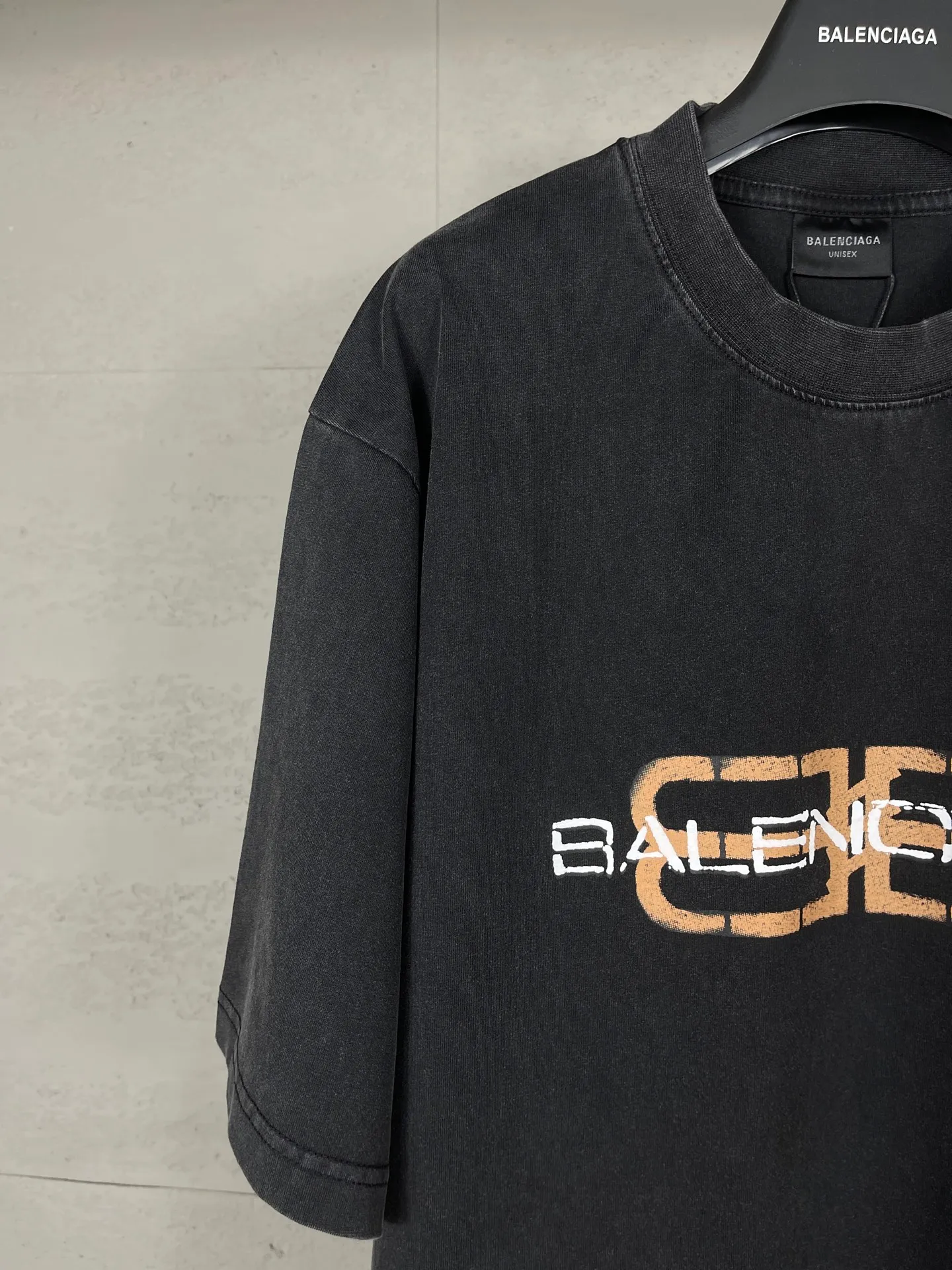 🅿️180 real photos [Top version. Official website quality] BALENCI*GA/Paris. SS25 latest model, Paris new LOGO printed washed and distressed short-sleeved T-shirt. Brick cabinet synchronization. Genuine product developed at the first time, welcome to compare! The fabric is made of Paris ZP custom-woven and dyed cotton double yarn. Weighing 260 grams, the cloth surface is clean. The cloth pattern is clear, soft and comfortable. The threads are dyed with no color difference. The printing uses environmentally friendly imported rubber paddles. The letters are clear and the effect is three-dimensional. Garment wash. The version adopts OS loose shoulder design. Same style for men and women. Code: BL253722 Color: washed black, green Size: XS S M L