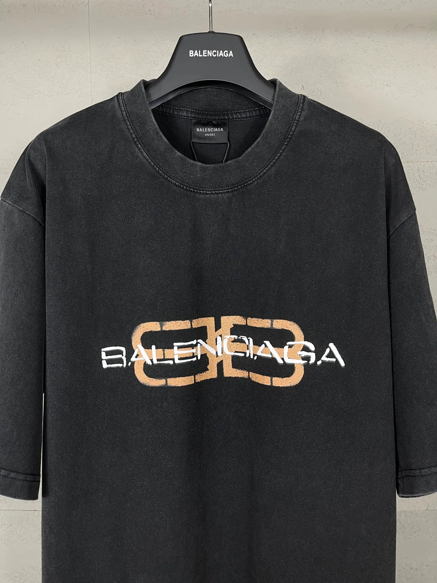 🅿️180 real photos [Top version. Official website quality] BALENCI*GA/Paris. SS25 latest model, Paris new LOGO printed washed and distressed short-sleeved T-shirt. Brick cabinet synchronization. Genuine product developed at the first time, welcome to compare! The fabric is made of Paris ZP custom-woven and dyed cotton double yarn. Weighing 260 grams, the cloth surface is clean. The cloth pattern is clear, soft and comfortable. The threads are dyed with no color difference. The printing uses environmentally friendly imported rubber paddles. The letters are clear and the effect is three-dimensional. Garment wash. The version adopts OS loose shoulder design. Same style for men and women. Code: BL253722 Color: washed black, green Size: XS S M L