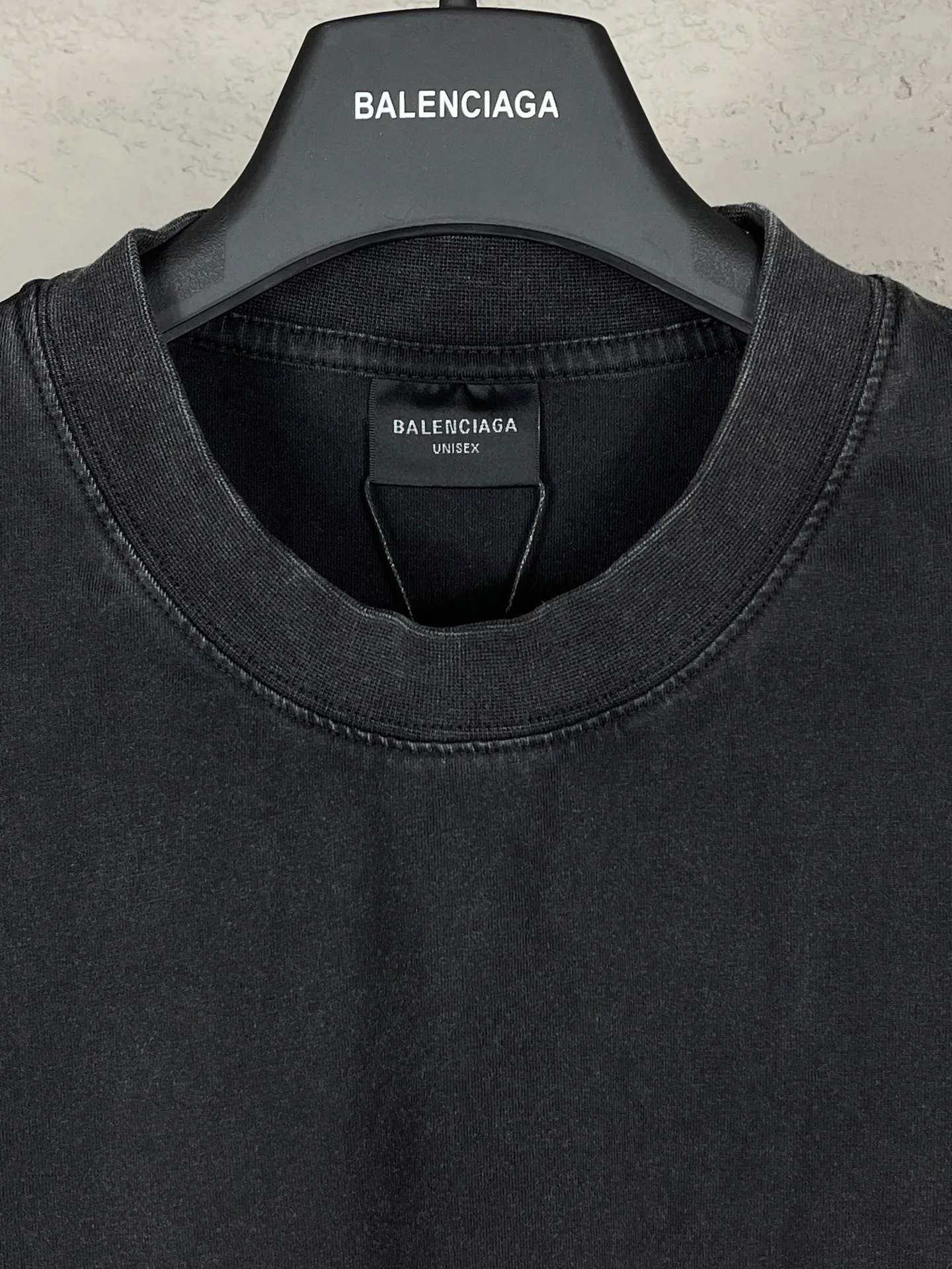 🅿️180 real photos [Top version. Official website quality] BALENCI*GA/Paris. SS25 latest model, Paris new LOGO printed washed and distressed short-sleeved T-shirt. Brick cabinet synchronization. Genuine product developed at the first time, welcome to compare! The fabric is made of Paris ZP custom-woven and dyed cotton double yarn. Weighing 260 grams, the cloth surface is clean. The cloth pattern is clear, soft and comfortable. The threads are dyed with no color difference. The printing uses environmentally friendly imported rubber paddles. The letters are clear and the effect is three-dimensional. Garment wash. The version adopts OS loose shoulder design. Same style for men and women. Code: BL253722 Color: washed black, green Size: XS S M L