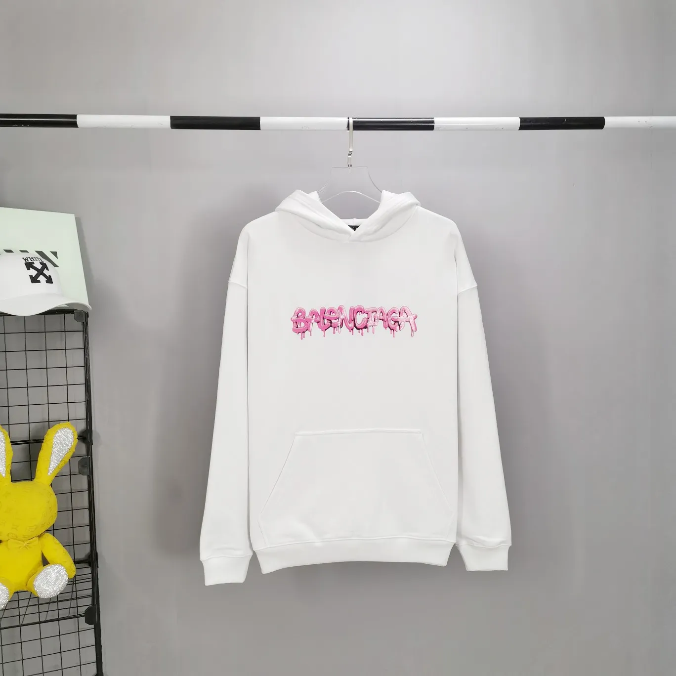 [New] The top tested version of BALENCIAGA pink jelly glue dissolved pure cotton loose breathable trendy brand male and female couples same style short-sleeved design elements are still as simple as ever, the letters on the chest are integrated with the design of melted jelly, giving an instant sense of high-end. 100% looped terry cotton fabric, pre-shrunk and washed, multi-dimensional handle. The printing is dot printing, cross-engraved lettering mold, inkjet-style heat transfer. The gel letters are first made and then fixed on the fabric through high-temperature pressing. The elements are simple and versatile. They look great in any combination. Color: black, white, light gray. Size: XS-L P:450