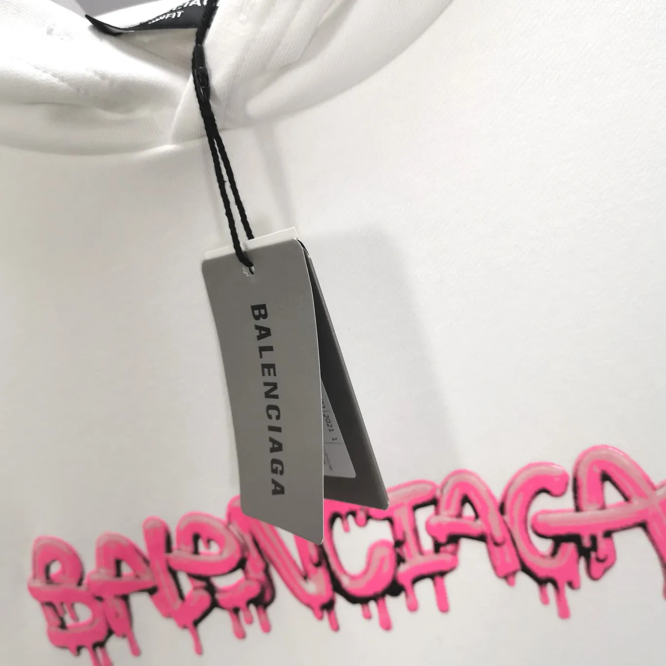 [New] The top tested version of BALENCIAGA pink jelly glue dissolved pure cotton loose breathable trendy brand male and female couples same style short-sleeved design elements are still as simple as ever, the letters on the chest are integrated with the design of melted jelly, giving an instant sense of high-end. 100% looped terry cotton fabric, pre-shrunk and washed, multi-dimensional handle. The printing is dot printing, cross-engraved lettering mold, inkjet-style heat transfer. The gel letters are first made and then fixed on the fabric through high-temperature pressing. The elements are simple and versatile. They look great in any combination. Color: black, white, light gray. Size: XS-L P:450