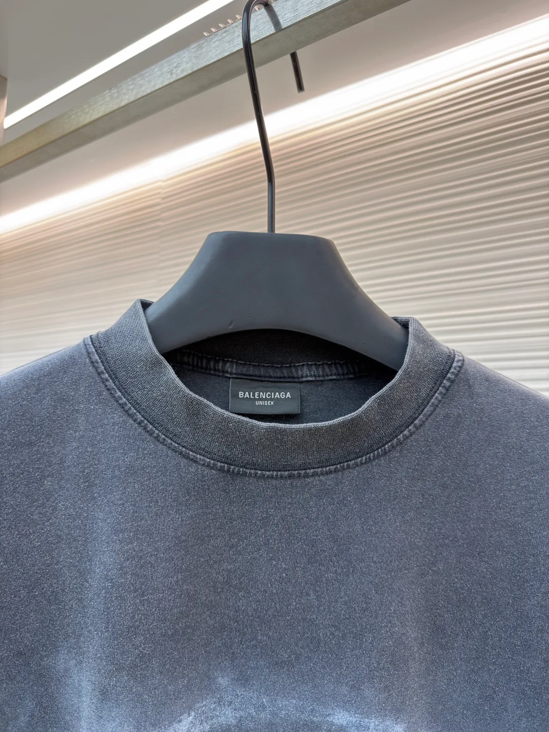 Balenciaga smoke washed short sleeves ●Original version: purchased and developed by 3381 ●Item number: 1682446-A20 ●Fabric: plant batik double yarn cotton fabric ●Technology: washed production ●Color: gray ●Version: loose fit ●Weight: about 270 grams ●Size: XS-S-M-L ●Description: The fabric is made of 220 grams of plant-based batik double yarn cotton. After washing, the surface has a delicate fluffy feel, and it feels like it is wrapped in a layer of soft velvet. The fabric has slight texture wrinkles. The chest printing uses an imported Brother white ink machine - the restored letters and rings have a "smudged raw edge" and the overall old-fashioned feel is completely integrated. It is low-key from a distance and full of details when viewed up close. Deliberately carried out heavy fermentation washing + stone grinding process: the overall color is "charcoal gray background + irregular gray and white stains". The oversize slightly dropped shoulder version has a shoulder line 2cm wider than the regular style, which can hide the shoulder width and body fat without dragging like a "sack"; the length of the dress just covers the hip bones, and can be worn with shorts to expose the waist or jeans to cover the flesh, making it look casual and relaxed for all body types. The overall wiring is straight and delicate, the fabric is comfortable and soft, and the color is consistent without color difference. It can be matched with the same style to create a fashionable look and control various occasions. Customized accessories, complete with three standards, same style for men and women!