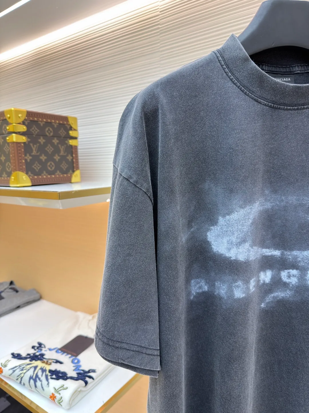 Balenciaga smoke washed short sleeves ●Original version: purchased and developed by 3381 ●Item number: 1682446-A20 ●Fabric: plant batik double yarn cotton fabric ●Technology: washed production ●Color: gray ●Version: loose fit ●Weight: about 270 grams ●Size: XS-S-M-L ●Description: The fabric is made of 220 grams of plant-based batik double yarn cotton. After washing, the surface has a delicate fluffy feel, and it feels like it is wrapped in a layer of soft velvet. The fabric has slight texture wrinkles. The chest printing uses an imported Brother white ink machine - the restored letters and rings have a "smudged raw edge" and the overall old-fashioned feel is completely integrated. It is low-key from a distance and full of details when viewed up close. Deliberately carried out heavy fermentation washing + stone grinding process: the overall color is "charcoal gray background + irregular gray and white stains". The oversize slightly dropped shoulder version has a shoulder line 2cm wider than the regular style, which can hide the shoulder width and body fat without dragging like a "sack"; the length of the dress just covers the hip bones, and can be worn with shorts to expose the waist or jeans to cover the flesh, making it look casual and relaxed for all body types. The overall wiring is straight and delicate, the fabric is comfortable and soft, and the color is consistent without color difference. It can be matched with the same style to create a fashionable look and control various occasions. Customized accessories, complete with three standards, same style for men and women!