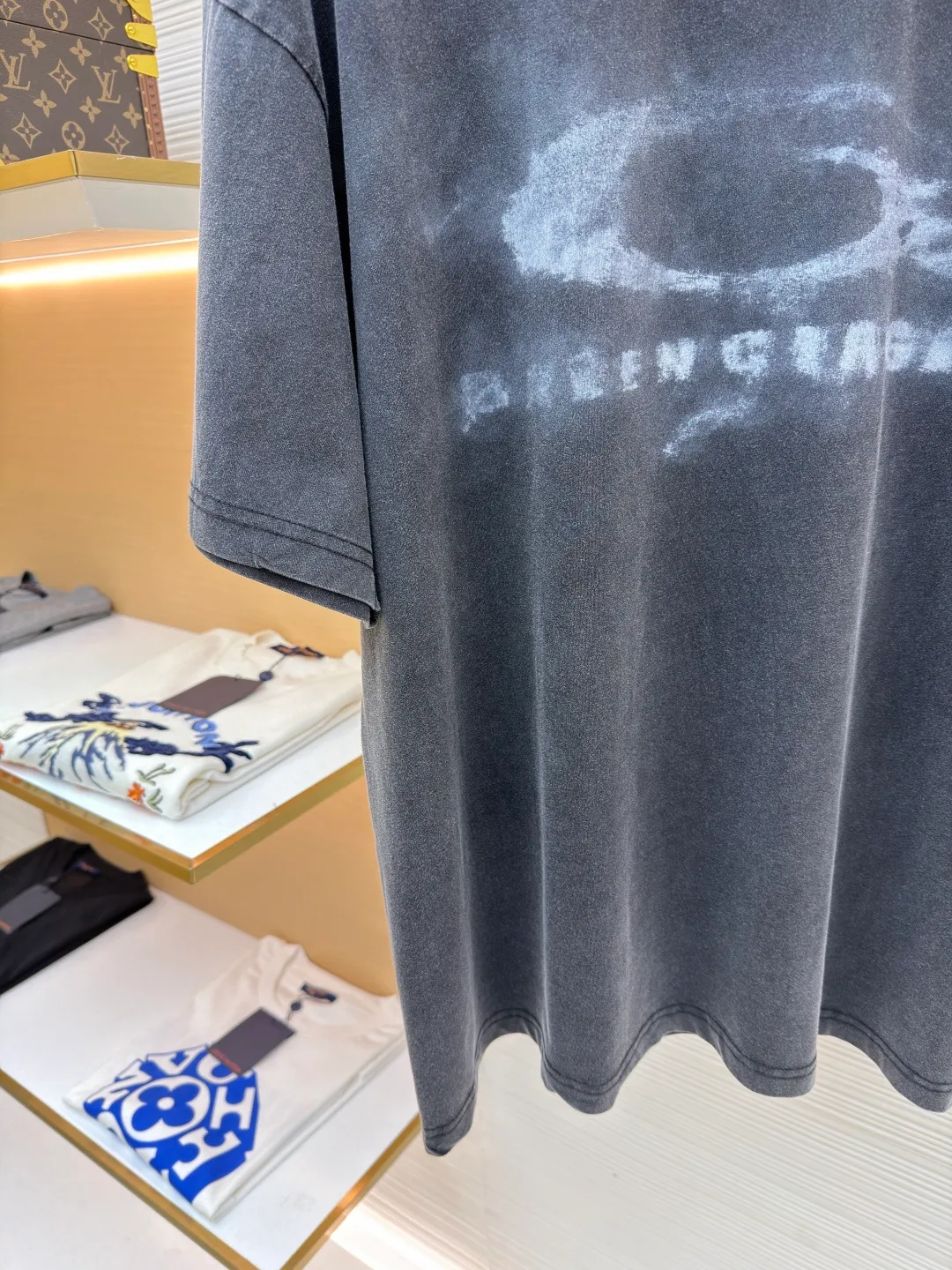 Balenciaga smoke washed short sleeves ●Original version: purchased and developed by 3381 ●Item number: 1682446-A20 ●Fabric: plant batik double yarn cotton fabric ●Technology: washed production ●Color: gray ●Version: loose fit ●Weight: about 270 grams ●Size: XS-S-M-L ●Description: The fabric is made of 220 grams of plant-based batik double yarn cotton. After washing, the surface has a delicate fluffy feel, and it feels like it is wrapped in a layer of soft velvet. The fabric has slight texture wrinkles. The chest printing uses an imported Brother white ink machine - the restored letters and rings have a "smudged raw edge" and the overall old-fashioned feel is completely integrated. It is low-key from a distance and full of details when viewed up close. Deliberately carried out heavy fermentation washing + stone grinding process: the overall color is "charcoal gray background + irregular gray and white stains". The oversize slightly dropped shoulder version has a shoulder line 2cm wider than the regular style, which can hide the shoulder width and body fat without dragging like a "sack"; the length of the dress just covers the hip bones, and can be worn with shorts to expose the waist or jeans to cover the flesh, making it look casual and relaxed for all body types. The overall wiring is straight and delicate, the fabric is comfortable and soft, and the color is consistent without color difference. It can be matched with the same style to create a fashionable look and control various occasions. Customized accessories, complete with three standards, same style for men and women!