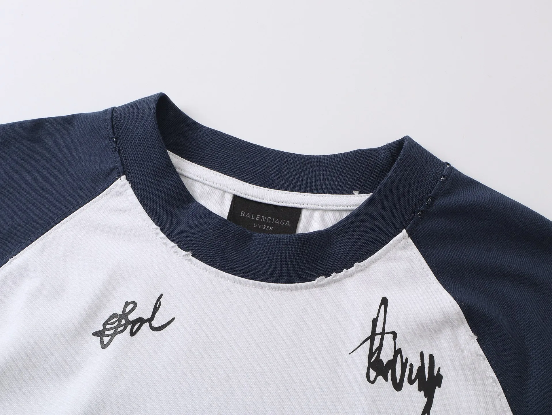 🅿️230 real photos [Top version. Official website quality] BALENCI*GA/Paris #2025 new style raglan sleeves, color matching, signature printing, embroidery LOGO, washed, distressed, hand-painted graffiti, new short-sleeved T-shirt. #2025 Brick Cabinet Synchronization Extra heavy craftsmanship. Welcome to compare. The fabric is made of Paris ZP custom-woven and dyed cotton double yarn, with a weight of 260 grams. The cloth surface is clean. The cloth pattern is clear, soft and comfortable. The threads are dyed with no color difference. The signature is printed with environmentally friendly glue, and the classic letter LOGO is embroidered with an imported Tajima embroidery machine. The letters are clear and the effect is three-dimensional. Restore brick cabinet, adopt OS loose shoulder style. Same style for men and women. Code: BL253728 Color: black, white, yellow Size: XS S M L