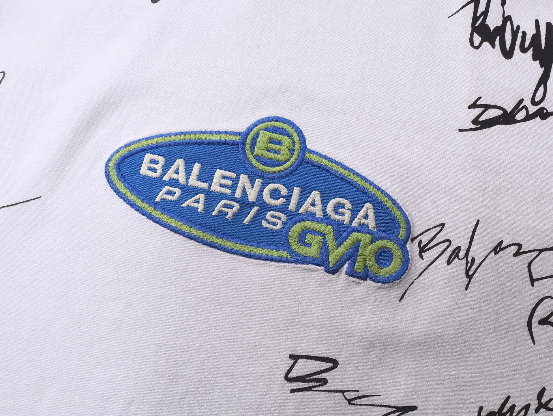🅿️230 real photos [Top version. Official website quality] BALENCI*GA/Paris #2025 new style raglan sleeves, color matching, signature printing, embroidery LOGO, washed, distressed, hand-painted graffiti, new short-sleeved T-shirt. #2025 Brick Cabinet Synchronization Extra heavy craftsmanship. Welcome to compare. The fabric is made of Paris ZP custom-woven and dyed cotton double yarn, with a weight of 260 grams. The cloth surface is clean. The cloth pattern is clear, soft and comfortable. The threads are dyed with no color difference. The signature is printed with environmentally friendly glue, and the classic letter LOGO is embroidered with an imported Tajima embroidery machine. The letters are clear and the effect is three-dimensional. Restore brick cabinet, adopt OS loose shoulder style. Same style for men and women. Code: BL253728 Color: black, white, yellow Size: XS S M L