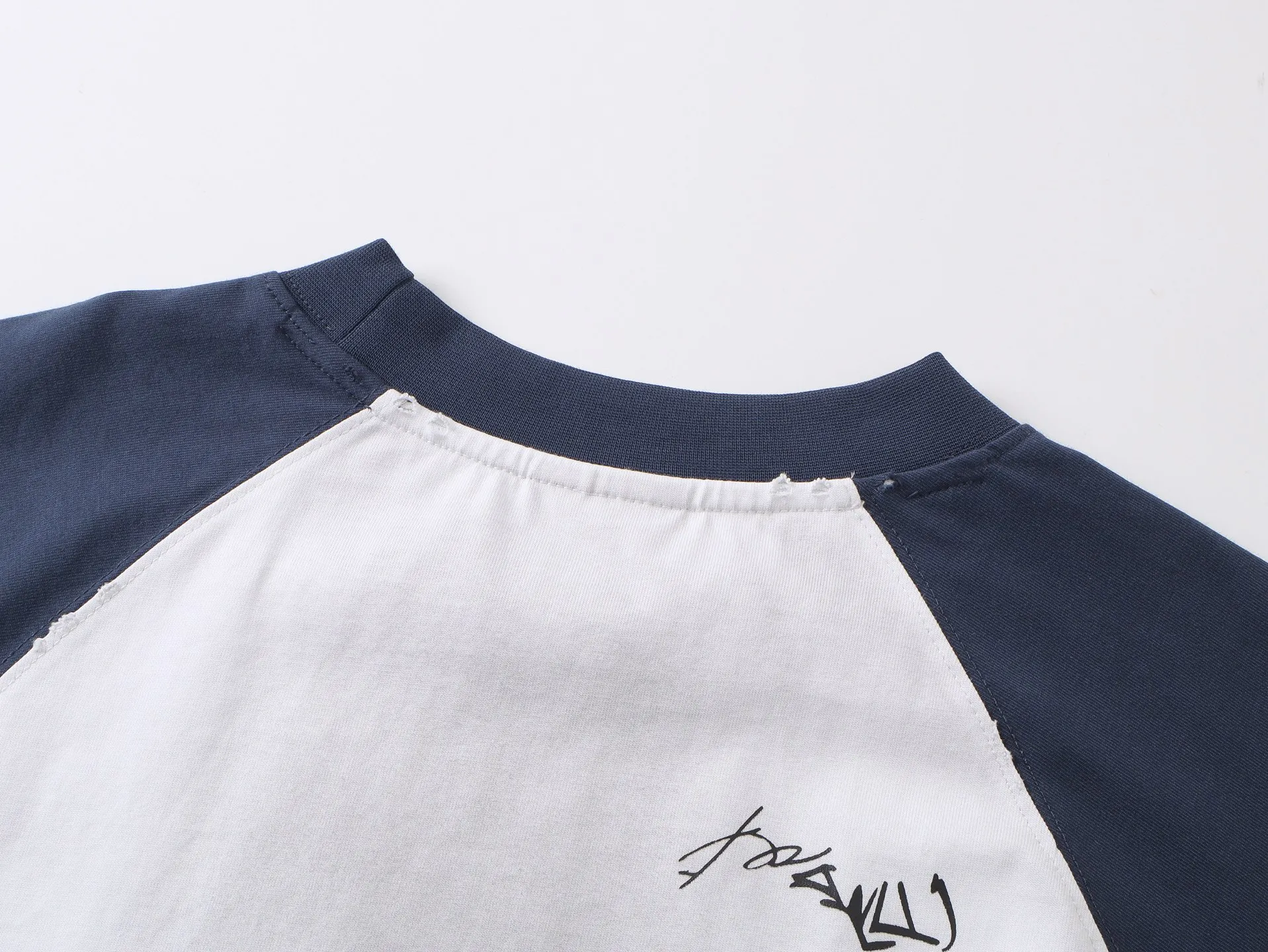 🅿️230 real photos [Top version. Official website quality] BALENCI*GA/Paris #2025 new style raglan sleeves, color matching, signature printing, embroidery LOGO, washed, distressed, hand-painted graffiti, new short-sleeved T-shirt. #2025 Brick Cabinet Synchronization Extra heavy craftsmanship. Welcome to compare. The fabric is made of Paris ZP custom-woven and dyed cotton double yarn, with a weight of 260 grams. The cloth surface is clean. The cloth pattern is clear, soft and comfortable. The threads are dyed with no color difference. The signature is printed with environmentally friendly glue, and the classic letter LOGO is embroidered with an imported Tajima embroidery machine. The letters are clear and the effect is three-dimensional. Restore brick cabinet, adopt OS loose shoulder style. Same style for men and women. Code: BL253728 Color: black, white, yellow Size: XS S M L