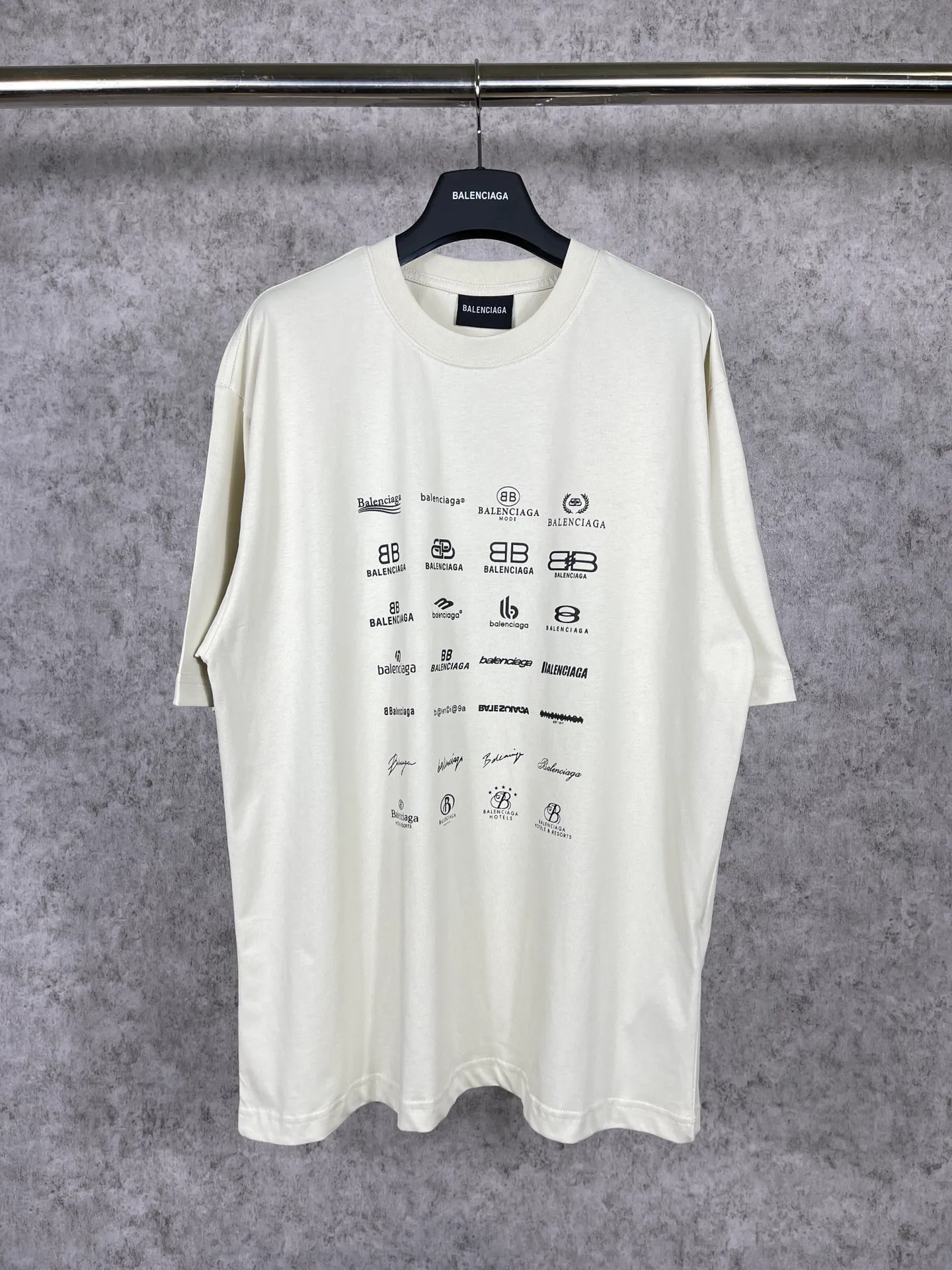 🅿️170 real photos [Top version. Official website quality] BALENCI*GA/Paris BALENCI*GA# 2023 spring and summer new style, printed with classic LOGO collection short-sleeved T-shirt. 2023 spring and summer new product. Brick cabinet synchronization. The fabric is made of Paris ZP custom-woven and dyed 100% cotton double yarn compact cotton. The weight is 260 grams, the cloth surface is clean. The cloth texture is clear. Soft and comfortable. Good color fastness. Not easy to change color. The threads are woven and dyed with no color difference. The printing uses imported environmentally friendly rubber paddles, precision stencils, fine LOGO letters, clear letters, no burrs, and a three-dimensional effect. Restore brick cabinet. The version adopts OS loose shoulder version. Same style for men and women. Code: BL223071 Color: black, beige, pink, smoky gray, white. Size: XS to L