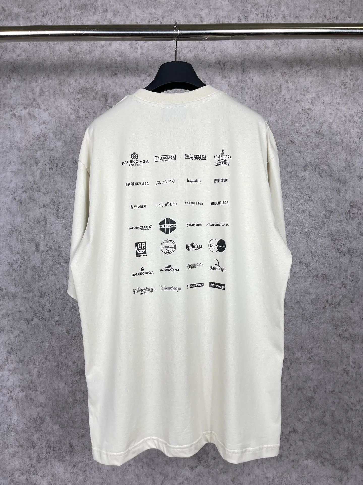 🅿️170 real photos [Top version. Official website quality] BALENCI*GA/Paris BALENCI*GA# 2023 spring and summer new style, printed with classic LOGO collection short-sleeved T-shirt. 2023 spring and summer new product. Brick cabinet synchronization. The fabric is made of Paris ZP custom-woven and dyed 100% cotton double yarn compact cotton. The weight is 260 grams, the cloth surface is clean. The cloth texture is clear. Soft and comfortable. Good color fastness. Not easy to change color. The threads are woven and dyed with no color difference. The printing uses imported environmentally friendly rubber paddles, precision stencils, fine LOGO letters, clear letters, no burrs, and a three-dimensional effect. Restore brick cabinet. The version adopts OS loose shoulder version. Same style for men and women. Code: BL223071 Color: black, beige, pink, smoky gray, white. Size: XS to L