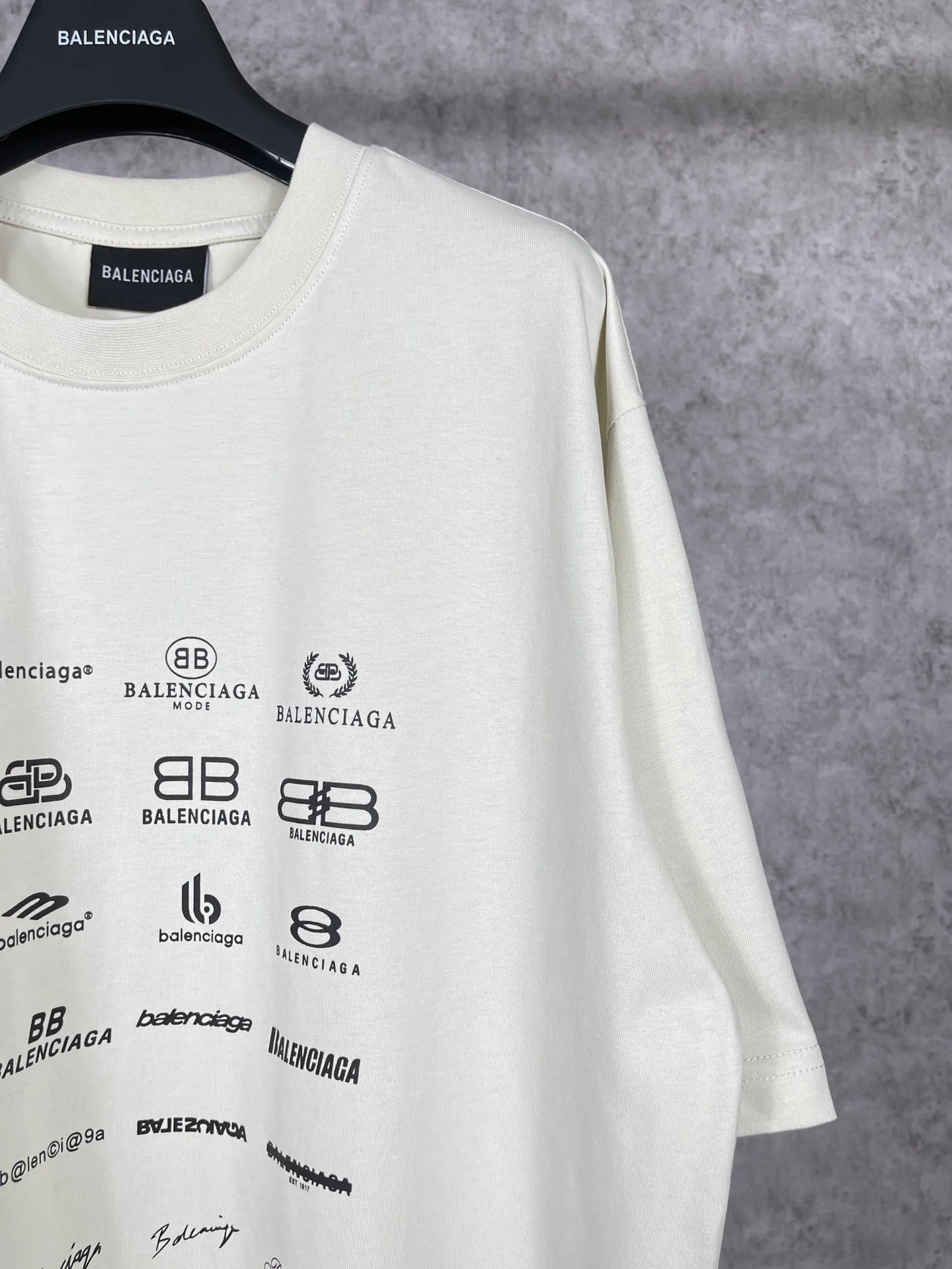 🅿️170 real photos [Top version. Official website quality] BALENCI*GA/Paris BALENCI*GA# 2023 spring and summer new style, printed with classic LOGO collection short-sleeved T-shirt. 2023 spring and summer new product. Brick cabinet synchronization. The fabric is made of Paris ZP custom-woven and dyed 100% cotton double yarn compact cotton. The weight is 260 grams, the cloth surface is clean. The cloth texture is clear. Soft and comfortable. Good color fastness. Not easy to change color. The threads are woven and dyed with no color difference. The printing uses imported environmentally friendly rubber paddles, precision stencils, fine LOGO letters, clear letters, no burrs, and a three-dimensional effect. Restore brick cabinet. The version adopts OS loose shoulder version. Same style for men and women. Code: BL223071 Color: black, beige, pink, smoky gray, white. Size: XS to L