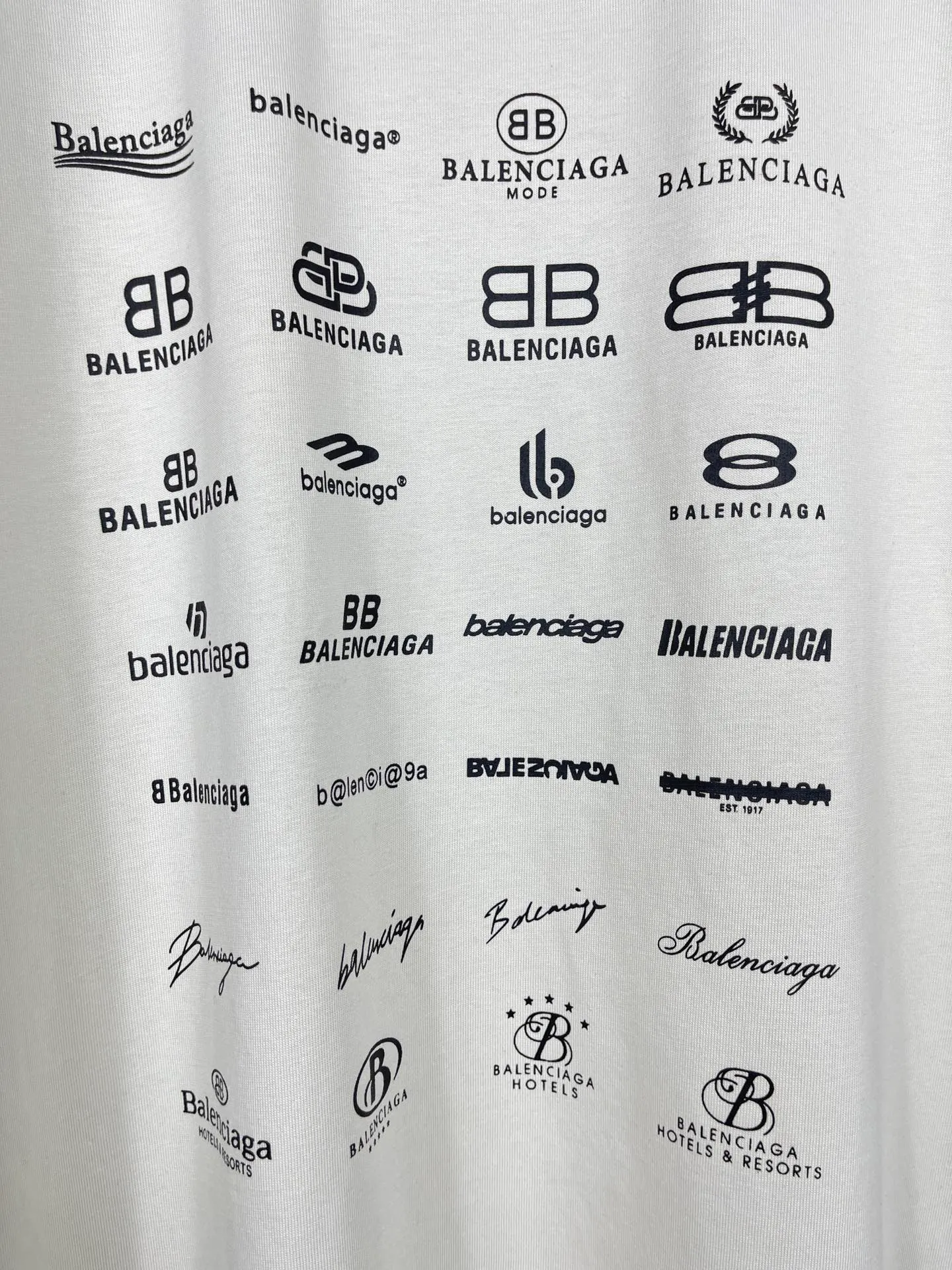 🅿️170 real photos [Top version. Official website quality] BALENCI*GA/Paris BALENCI*GA# 2023 spring and summer new style, printed with classic LOGO collection short-sleeved T-shirt. 2023 spring and summer new product. Brick cabinet synchronization. The fabric is made of Paris ZP custom-woven and dyed 100% cotton double yarn compact cotton. The weight is 260 grams, the cloth surface is clean. The cloth texture is clear. Soft and comfortable. Good color fastness. Not easy to change color. The threads are woven and dyed with no color difference. The printing uses imported environmentally friendly rubber paddles, precision stencils, fine LOGO letters, clear letters, no burrs, and a three-dimensional effect. Restore brick cabinet. The version adopts OS loose shoulder version. Same style for men and women. Code: BL223071 Color: black, beige, pink, smoky gray, white. Size: XS to L