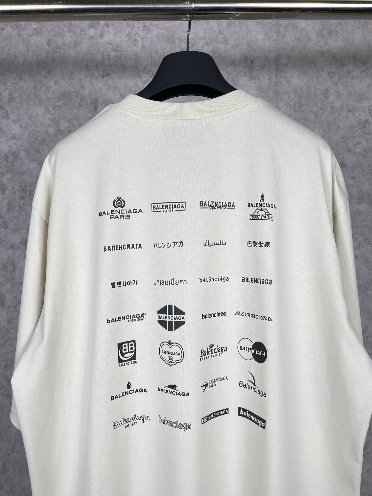 🅿️170 real photos [Top version. Official website quality] BALENCI*GA/Paris BALENCI*GA# 2023 spring and summer new style, printed with classic LOGO collection short-sleeved T-shirt. 2023 spring and summer new product. Brick cabinet synchronization. The fabric is made of Paris ZP custom-woven and dyed 100% cotton double yarn compact cotton. The weight is 260 grams, the cloth surface is clean. The cloth texture is clear. Soft and comfortable. Good color fastness. Not easy to change color. The threads are woven and dyed with no color difference. The printing uses imported environmentally friendly rubber paddles, precision stencils, fine LOGO letters, clear letters, no burrs, and a three-dimensional effect. Restore brick cabinet. The version adopts OS loose shoulder version. Same style for men and women. Code: BL223071 Color: black, beige, pink, smoky gray, white. Size: XS to L