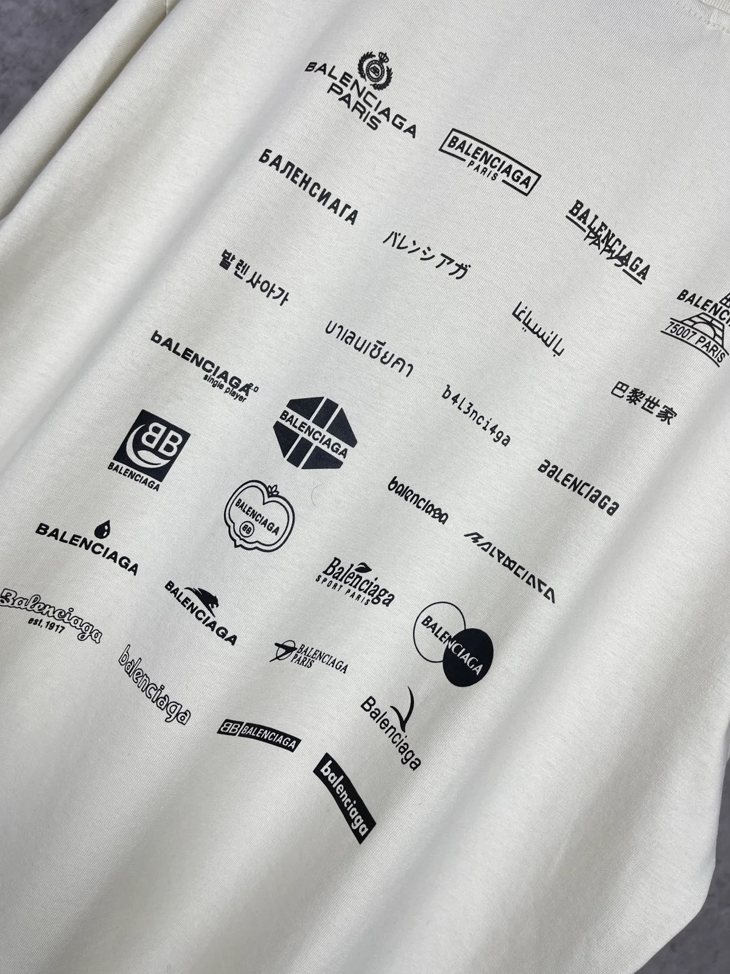 🅿️170 real photos [Top version. Official website quality] BALENCI*GA/Paris BALENCI*GA# 2023 spring and summer new style, printed with classic LOGO collection short-sleeved T-shirt. 2023 spring and summer new product. Brick cabinet synchronization. The fabric is made of Paris ZP custom-woven and dyed 100% cotton double yarn compact cotton. The weight is 260 grams, the cloth surface is clean. The cloth texture is clear. Soft and comfortable. Good color fastness. Not easy to change color. The threads are woven and dyed with no color difference. The printing uses imported environmentally friendly rubber paddles, precision stencils, fine LOGO letters, clear letters, no burrs, and a three-dimensional effect. Restore brick cabinet. The version adopts OS loose shoulder version. Same style for men and women. Code: BL223071 Color: black, beige, pink, smoky gray, white. Size: XS to L