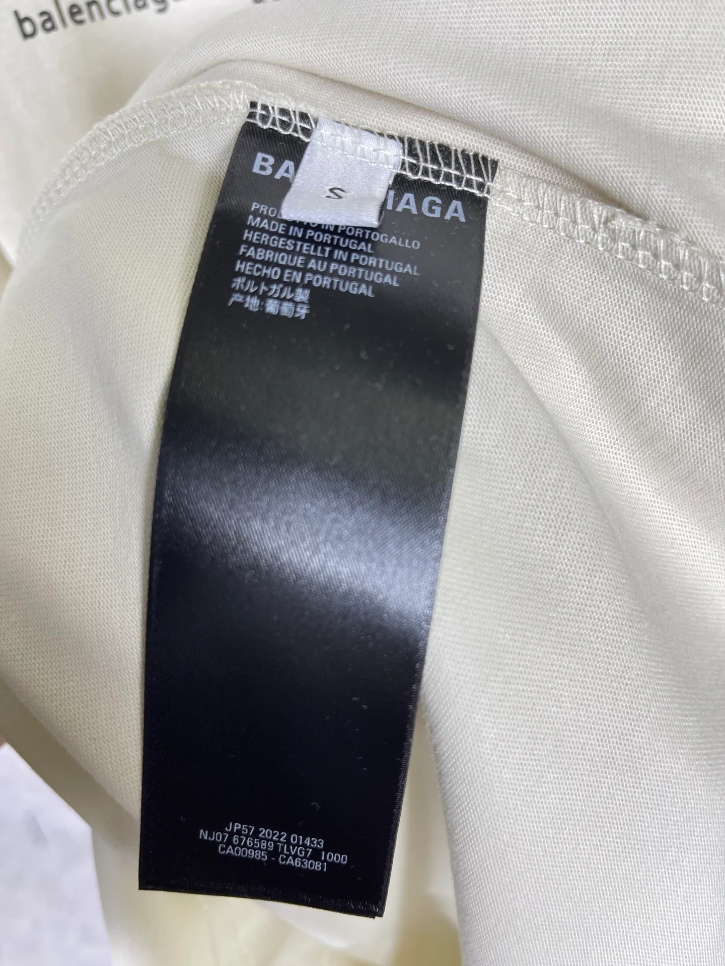 🅿️170 real photos [Top version. Official website quality] BALENCI*GA/Paris BALENCI*GA# 2023 spring and summer new style, printed with classic LOGO collection short-sleeved T-shirt. 2023 spring and summer new product. Brick cabinet synchronization. The fabric is made of Paris ZP custom-woven and dyed 100% cotton double yarn compact cotton. The weight is 260 grams, the cloth surface is clean. The cloth texture is clear. Soft and comfortable. Good color fastness. Not easy to change color. The threads are woven and dyed with no color difference. The printing uses imported environmentally friendly rubber paddles, precision stencils, fine LOGO letters, clear letters, no burrs, and a three-dimensional effect. Restore brick cabinet. The version adopts OS loose shoulder version. Same style for men and women. Code: BL223071 Color: black, beige, pink, smoky gray, white. Size: XS to L