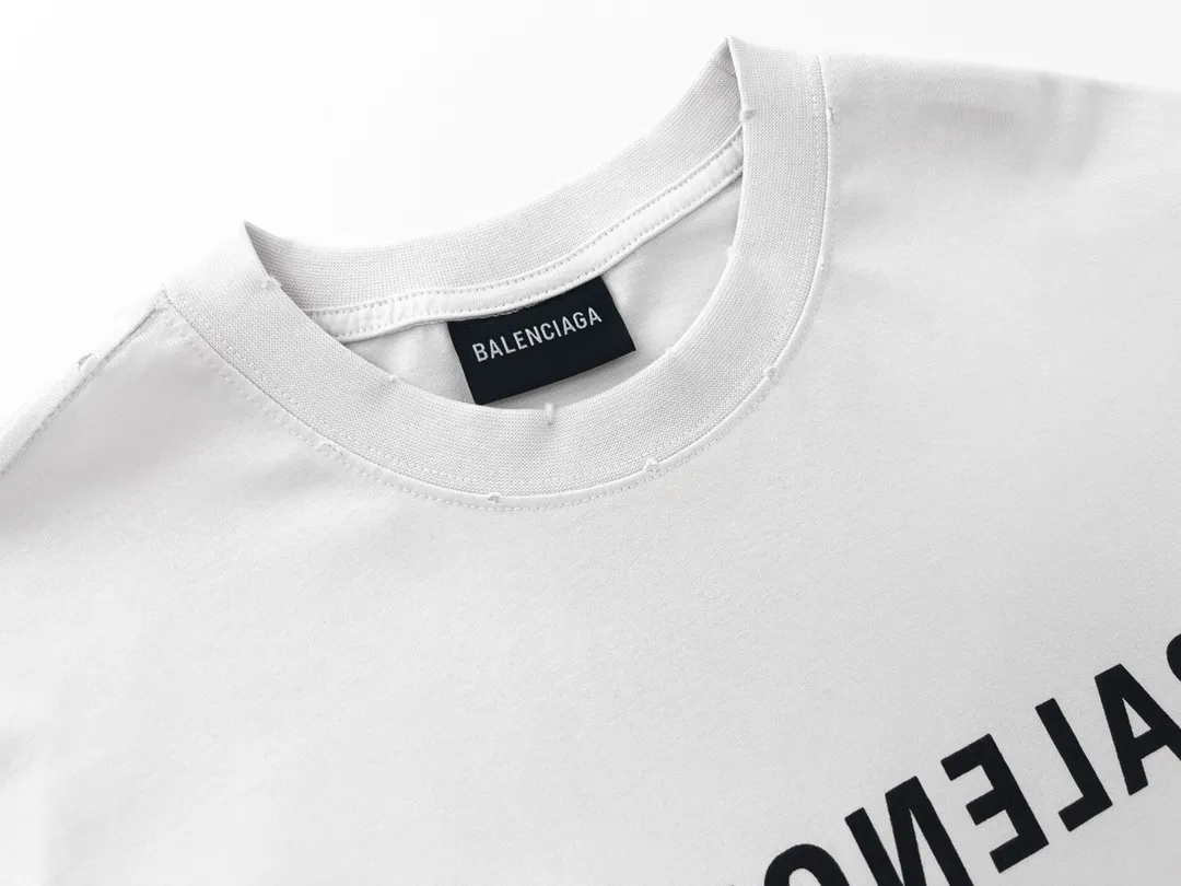 🅿️166 Detailed picture [Top version. Official website quality] BALENCI*GA/Paris BALENCI*GA# 2023 spring and summer new style, positive printed reverse mirror LOGO short-sleeved T-shirt. 2023 spring and summer new product. Brick cabinet synchronization. The fabric is made of Paris ZP custom-woven and dyed 100% cotton double yarn compact cotton. The weight is 260 grams, the cloth surface is clean. The cloth pattern is clear. Soft and comfortable. Good color fastness. Not easy to change color. The threads are woven and dyed with no color difference. The printing uses imported environmentally friendly rubber paddles, precision stencils, fine LOGO letters, clear letters, no burrs, and a three-dimensional effect. Restore brick cabinet. The version adopts OS loose shoulder version. Same style for men and women. Code: BL223081 Color: black, light gray, red. Size: XS to L