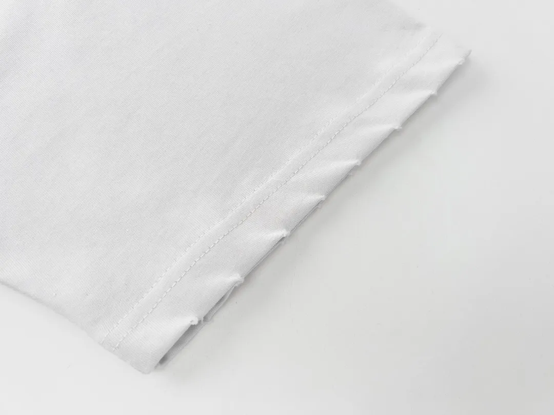 🅿️166 Detailed picture [Top version. Official website quality] BALENCI*GA/Paris BALENCI*GA# 2023 spring and summer new style, positive printed reverse mirror LOGO short-sleeved T-shirt. 2023 spring and summer new product. Brick cabinet synchronization. The fabric is made of Paris ZP custom-woven and dyed 100% cotton double yarn compact cotton. The weight is 260 grams, the cloth surface is clean. The cloth pattern is clear. Soft and comfortable. Good color fastness. Not easy to change color. The threads are woven and dyed with no color difference. The printing uses imported environmentally friendly rubber paddles, precision stencils, fine LOGO letters, clear letters, no burrs, and a three-dimensional effect. Restore brick cabinet. The version adopts OS loose shoulder version. Same style for men and women. Code: BL223081 Color: black, light gray, red. Size: XS to L