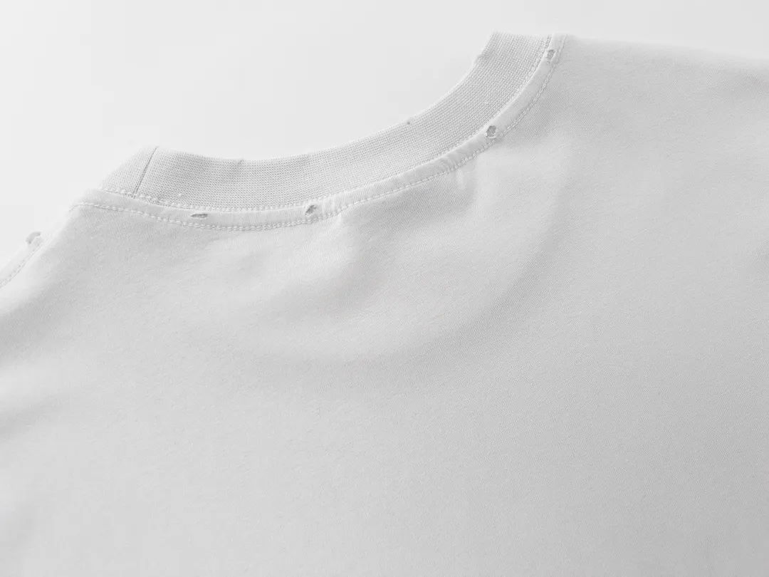 🅿️166 Detailed picture [Top version. Official website quality] BALENCI*GA/Paris BALENCI*GA# 2023 spring and summer new style, positive printed reverse mirror LOGO short-sleeved T-shirt. 2023 spring and summer new product. Brick cabinet synchronization. The fabric is made of Paris ZP custom-woven and dyed 100% cotton double yarn compact cotton. The weight is 260 grams, the cloth surface is clean. The cloth pattern is clear. Soft and comfortable. Good color fastness. Not easy to change color. The threads are woven and dyed with no color difference. The printing uses imported environmentally friendly rubber paddles, precision stencils, fine LOGO letters, clear letters, no burrs, and a three-dimensional effect. Restore brick cabinet. The version adopts OS loose shoulder version. Same style for men and women. Code: BL223081 Color: black, light gray, red. Size: XS to L