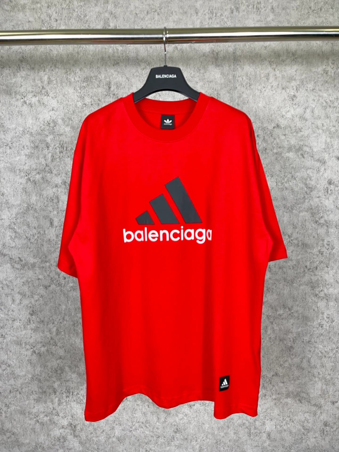 🅿️174 Actual pictures [Top version. Official website quality] BALENCI*GA/Paris co-branded Adidas front classic LOGO combination printed short-sleeved T-shirt# The fabric is made of Paris ZP custom-woven and dyed cotton double yarn. Weighing 260 grams, the cloth surface is clean. The cloth pattern is clear, soft and comfortable. The color fastness is good. It is not easy to change color. The threads are dyed with no color difference. The classic letter LOGO printing uses imported glue. The effect is three-dimensional and has no burrs. It is produced according to the pictures in the Jubie market. Welcome to compare. Restored brick cabinets. The version adopts OS loose shoulder design. Same style for men and women. Code: BL223076 Color: black, white, red, turquoise, sapphire blue Size: XS to L