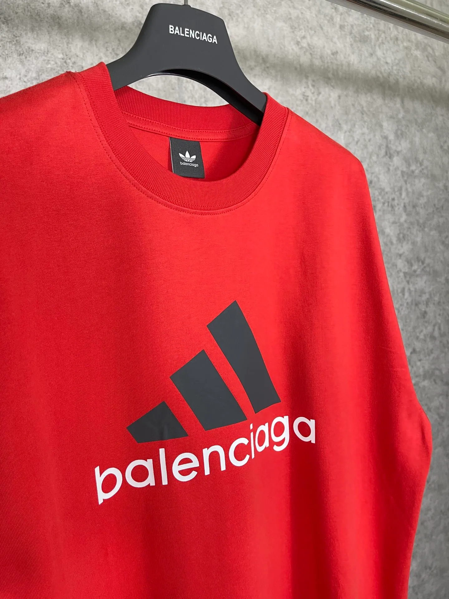 🅿️174 Actual pictures [Top version. Official website quality] BALENCI*GA/Paris co-branded Adidas front classic LOGO combination printed short-sleeved T-shirt# The fabric is made of Paris ZP custom-woven and dyed cotton double yarn. Weighing 260 grams, the cloth surface is clean. The cloth pattern is clear, soft and comfortable. The color fastness is good. It is not easy to change color. The threads are dyed with no color difference. The classic letter LOGO printing uses imported glue. The effect is three-dimensional and has no burrs. It is produced according to the pictures in the Jubie market. Welcome to compare. Restored brick cabinets. The version adopts OS loose shoulder design. Same style for men and women. Code: BL223076 Color: black, white, red, turquoise, sapphire blue Size: XS to L