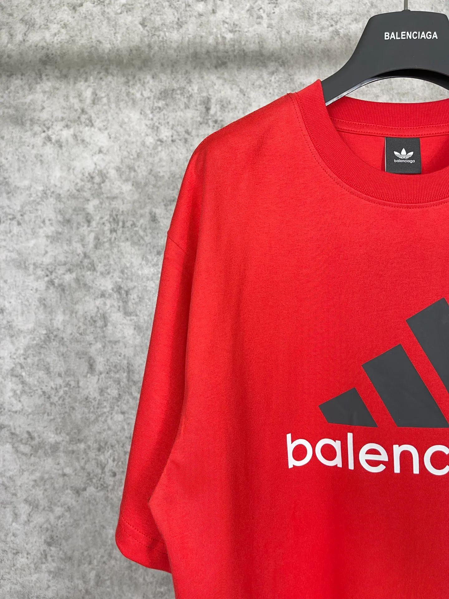 🅿️174 Actual pictures [Top version. Official website quality] BALENCI*GA/Paris co-branded Adidas front classic LOGO combination printed short-sleeved T-shirt# The fabric is made of Paris ZP custom-woven and dyed cotton double yarn. Weighing 260 grams, the cloth surface is clean. The cloth pattern is clear, soft and comfortable. The color fastness is good. It is not easy to change color. The threads are dyed with no color difference. The classic letter LOGO printing uses imported glue. The effect is three-dimensional and has no burrs. It is produced according to the pictures in the Jubie market. Welcome to compare. Restored brick cabinets. The version adopts OS loose shoulder design. Same style for men and women. Code: BL223076 Color: black, white, red, turquoise, sapphire blue Size: XS to L