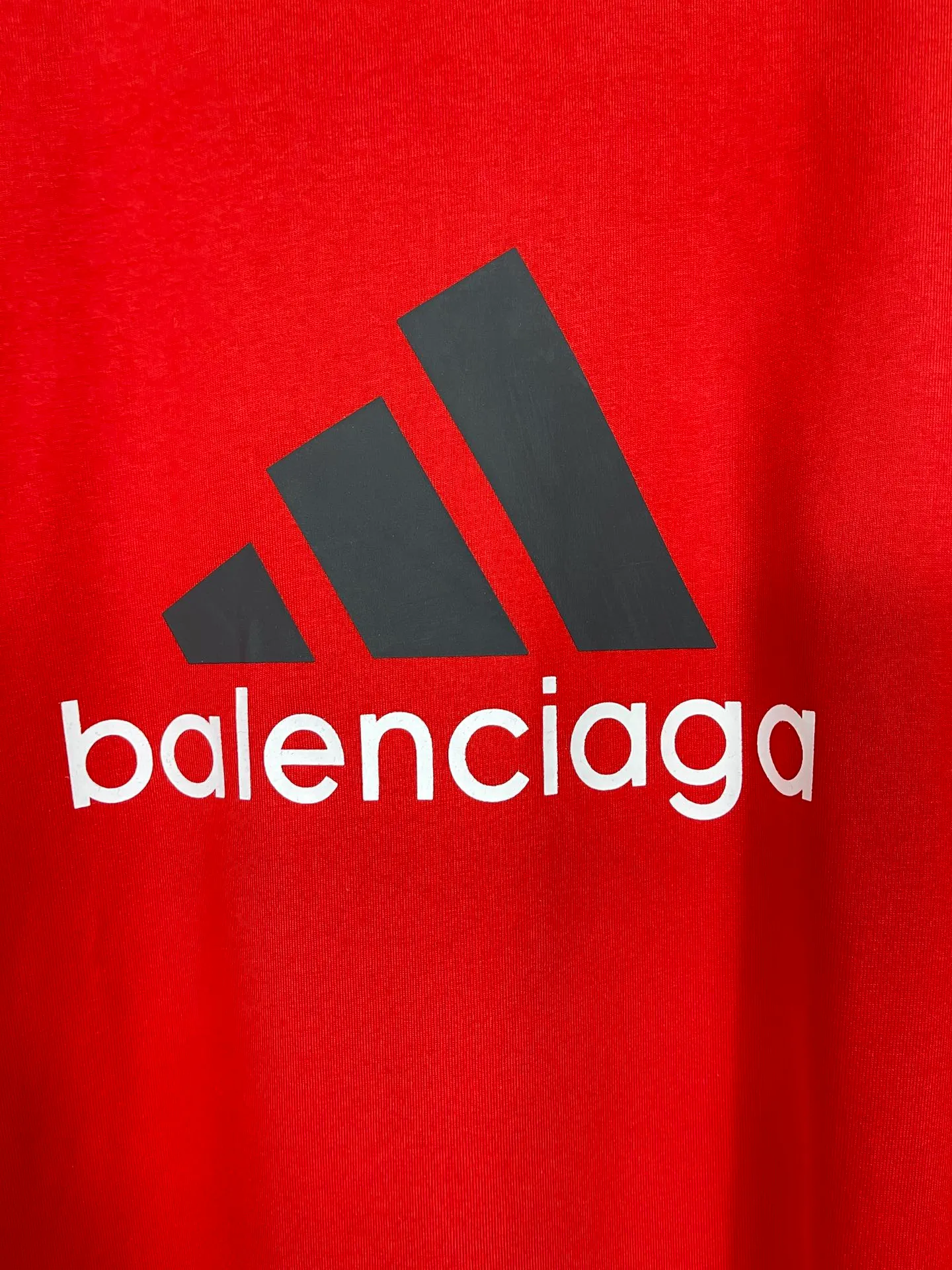 🅿️174 Actual pictures [Top version. Official website quality] BALENCI*GA/Paris co-branded Adidas front classic LOGO combination printed short-sleeved T-shirt# The fabric is made of Paris ZP custom-woven and dyed cotton double yarn. Weighing 260 grams, the cloth surface is clean. The cloth pattern is clear, soft and comfortable. The color fastness is good. It is not easy to change color. The threads are dyed with no color difference. The classic letter LOGO printing uses imported glue. The effect is three-dimensional and has no burrs. It is produced according to the pictures in the Jubie market. Welcome to compare. Restored brick cabinets. The version adopts OS loose shoulder design. Same style for men and women. Code: BL223076 Color: black, white, red, turquoise, sapphire blue Size: XS to L
