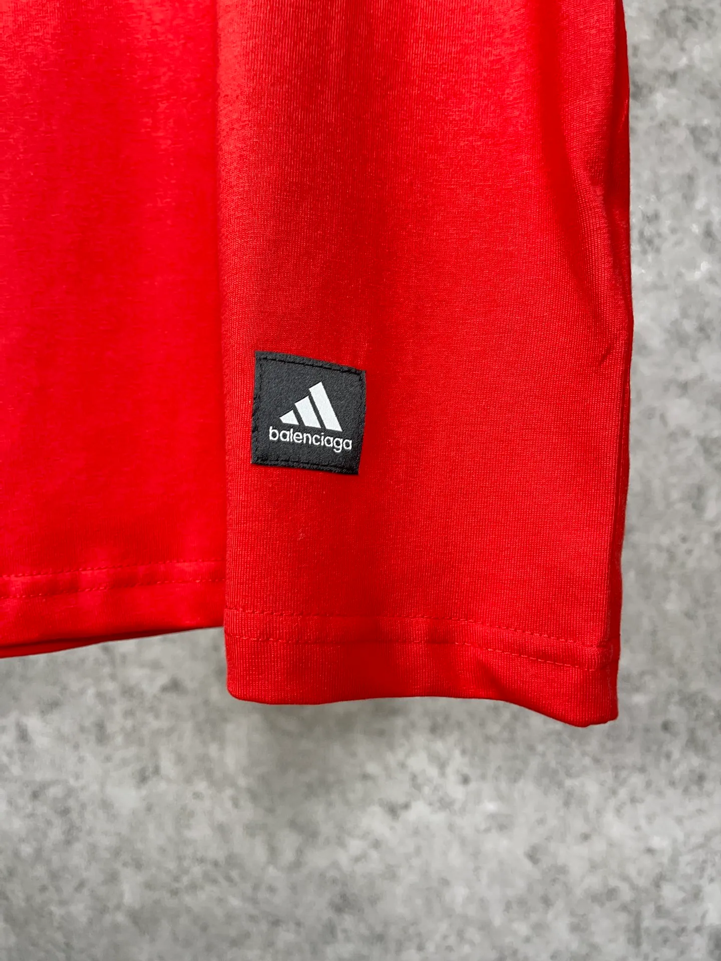 🅿️174 Actual pictures [Top version. Official website quality] BALENCI*GA/Paris co-branded Adidas front classic LOGO combination printed short-sleeved T-shirt# The fabric is made of Paris ZP custom-woven and dyed cotton double yarn. Weighing 260 grams, the cloth surface is clean. The cloth pattern is clear, soft and comfortable. The color fastness is good. It is not easy to change color. The threads are dyed with no color difference. The classic letter LOGO printing uses imported glue. The effect is three-dimensional and has no burrs. It is produced according to the pictures in the Jubie market. Welcome to compare. Restored brick cabinets. The version adopts OS loose shoulder design. Same style for men and women. Code: BL223076 Color: black, white, red, turquoise, sapphire blue Size: XS to L