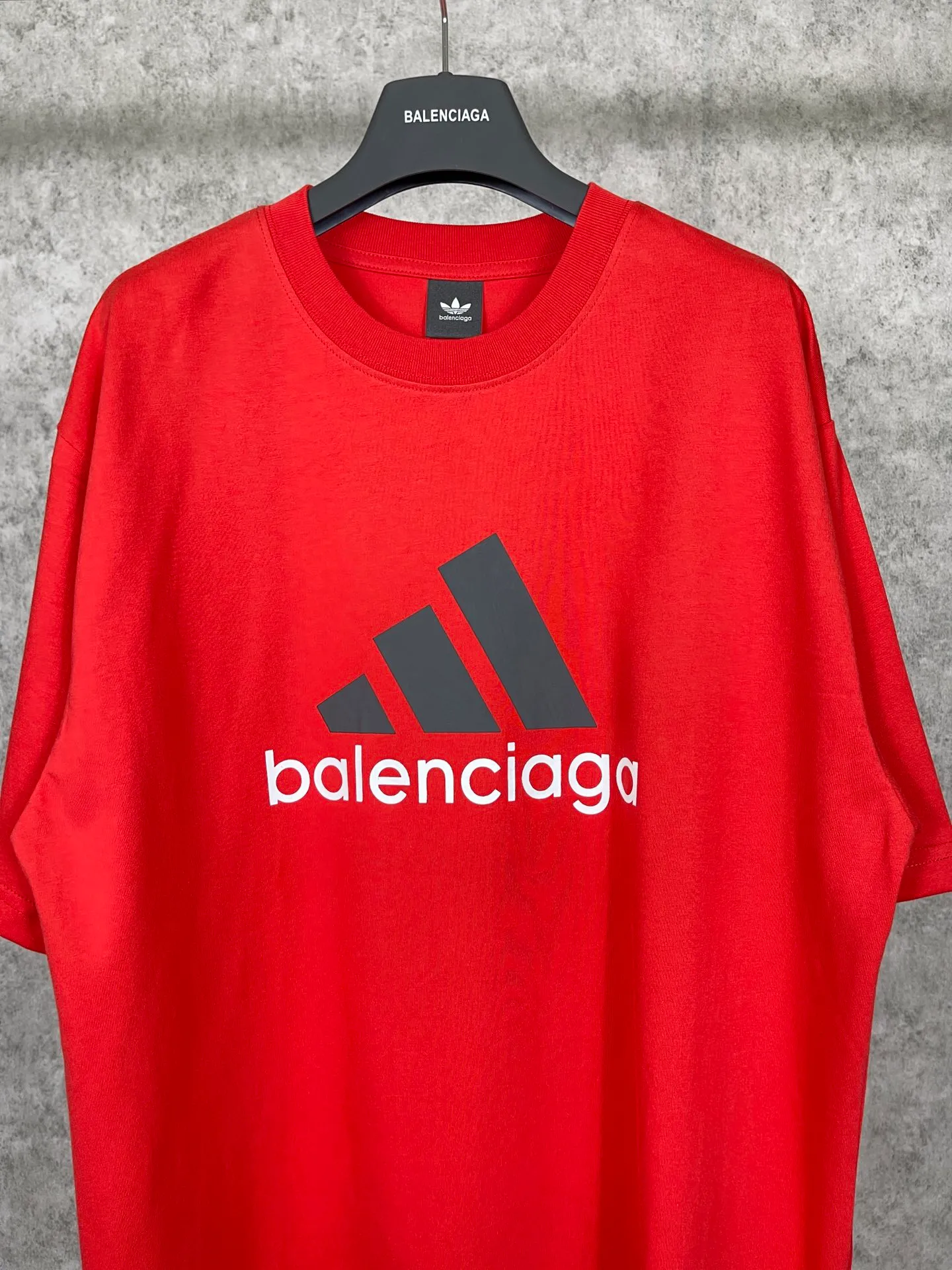 🅿️174 Actual pictures [Top version. Official website quality] BALENCI*GA/Paris co-branded Adidas front classic LOGO combination printed short-sleeved T-shirt# The fabric is made of Paris ZP custom-woven and dyed cotton double yarn. Weighing 260 grams, the cloth surface is clean. The cloth pattern is clear, soft and comfortable. The color fastness is good. It is not easy to change color. The threads are dyed with no color difference. The classic letter LOGO printing uses imported glue. The effect is three-dimensional and has no burrs. It is produced according to the pictures in the Jubie market. Welcome to compare. Restored brick cabinets. The version adopts OS loose shoulder design. Same style for men and women. Code: BL223076 Color: black, white, red, turquoise, sapphire blue Size: XS to L