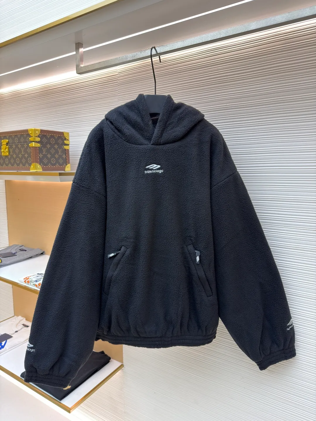 Balenciaga skiwear series Double-sided sherpa teddy bear ski hoodie ●Original version: purchased and developed for 12999 ●Item number: 1681450-A85 ●Fabric: lambswool/teddy velvet fabric ●Technology: embroidery ●Color: black ●Version: loose fit ●Weight: about 1395 grams ●Size: 1-2-3 ●Description: As-is counter 2.3 (the focus is on hoodies) Ordinary sweatshirts are around 10,000 or less. Even the heavy-duty model is priced at around 30,000 in Paris. It is already exaggerated. When I bought this piece, my heart bled. It is really handsome. The fabric is made of 750g teddy velvet that is uniformly dyed as it is. And the double-sided design is really thick. A sweatshirt in the south can survive the winter. No need to add a coat. There is no doubt about the warmth of the real ski series. This fabric is the key point. At that time, the fabric factory would not make it if it was a small quantity, and the cost was twice as expensive as ordinary light fleece. The chest and sleeve cuffs were all operated as they were, and the embroidery was made with an imported embroidery machine. The clarity, including the neatness and the restored three-dimensionality, were very online. All accessories, including the accessories, were molded and customized as they were. The overall wiring is straight and delicate, the fabric is comfortable and soft, and the color is consistent without color difference. It can be matched with the same style to create a fashionable look and control various occasions. Customized accessories, complete with three standards, same style for men and women!
