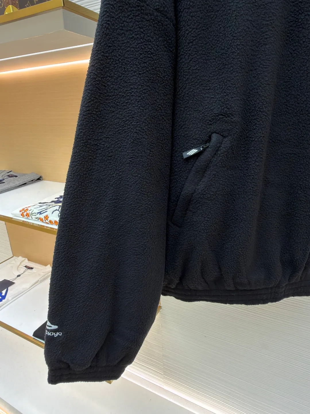Balenciaga skiwear series Double-sided sherpa teddy bear ski hoodie ●Original version: purchased and developed for 12999 ●Item number: 1681450-A85 ●Fabric: lambswool/teddy velvet fabric ●Technology: embroidery ●Color: black ●Version: loose fit ●Weight: about 1395 grams ●Size: 1-2-3 ●Description: As-is counter 2.3 (the focus is on hoodies) Ordinary sweatshirts are around 10,000 or less. Even the heavy-duty model is priced at around 30,000 in Paris. It is already exaggerated. When I bought this piece, my heart bled. It is really handsome. The fabric is made of 750g teddy velvet that is uniformly dyed as it is. And the double-sided design is really thick. A sweatshirt in the south can survive the winter. No need to add a coat. There is no doubt about the warmth of the real ski series. This fabric is the key point. At that time, the fabric factory would not make it if it was a small quantity, and the cost was twice as expensive as ordinary light fleece. The chest and sleeve cuffs were all operated as they were, and the embroidery was made with an imported embroidery machine. The clarity, including the neatness and the restored three-dimensionality, were very online. All accessories, including the accessories, were molded and customized as they were. The overall wiring is straight and delicate, the fabric is comfortable and soft, and the color is consistent without color difference. It can be matched with the same style to create a fashionable look and control various occasions. Customized accessories, complete with three standards, same style for men and women!