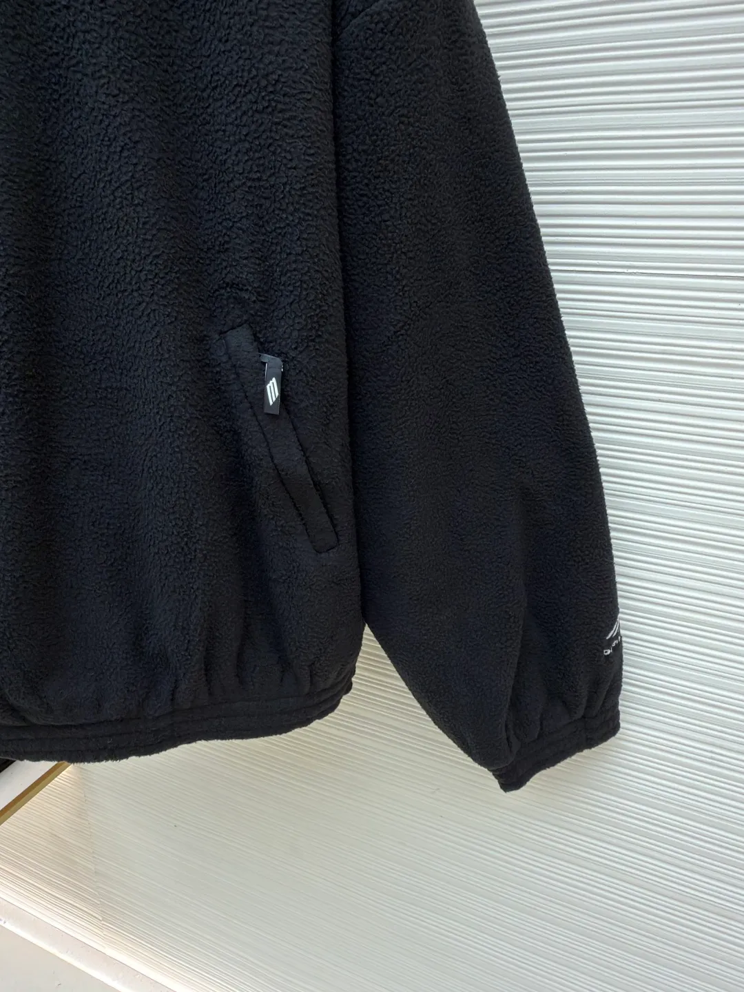 Balenciaga skiwear series Double-sided sherpa teddy bear ski hoodie ●Original version: purchased and developed for 12999 ●Item number: 1681450-A85 ●Fabric: lambswool/teddy velvet fabric ●Technology: embroidery ●Color: black ●Version: loose fit ●Weight: about 1395 grams ●Size: 1-2-3 ●Description: As-is counter 2.3 (the focus is on hoodies) Ordinary sweatshirts are around 10,000 or less. Even the heavy-duty model is priced at around 30,000 in Paris. It is already exaggerated. When I bought this piece, my heart bled. It is really handsome. The fabric is made of 750g teddy velvet that is uniformly dyed as it is. And the double-sided design is really thick. A sweatshirt in the south can survive the winter. No need to add a coat. There is no doubt about the warmth of the real ski series. This fabric is the key point. At that time, the fabric factory would not make it if it was a small quantity, and the cost was twice as expensive as ordinary light fleece. The chest and sleeve cuffs were all operated as they were, and the embroidery was made with an imported embroidery machine. The clarity, including the neatness and the restored three-dimensionality, were very online. All accessories, including the accessories, were molded and customized as they were. The overall wiring is straight and delicate, the fabric is comfortable and soft, and the color is consistent without color difference. It can be matched with the same style to create a fashionable look and control various occasions. Customized accessories, complete with three standards, same style for men and women!