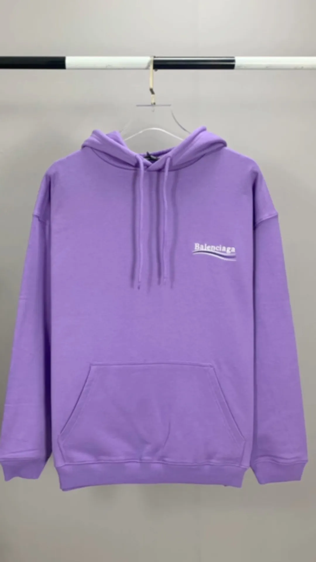 Real shot of the video——-The top version of Balenciaga BALENCIAGA Cola Mailang embroidery printed male and female couple star's same style pure cotton hoodie hooded sweatshirt comes in three colors, ensuring the same fabric as the original version, no color difference! Customized dyeing in a package! INS, Xiaohongshu’s popular style, classics that never fade away! The king of orders in Spain, the fried chicken is highly recommended! 480% pure cotton terry fabric, comfortable and warm! Full of drape! The printing uses Tajima embroidery machine imported from Japan, which is known as the fighter among embroidery machines. The embroidery is meticulous, with no threads or skipped threads, the printing and embroidery are full and fine, and the letter spacing is consistent with ZP! Wearing it gives you full confidence and peace of mind! The labels and washes are all correct! On behalf of G at the same level! Consistent packaging at the counter! Size: XS-L Color: Purple light gray white gray P:450